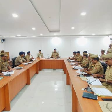 #बलरामपुर पुलिस कार्यालय में अपराध गोष्ठी आयोजित, डीआईजी ने दिए कड़े निर्देश...
बलरामपुर। #देवीपाटन_परिक्षेत्र_गोण्डा के पुलिस उपमहानिरीक्षक अशोक कुमार शुक्ल ने सोमवार को बलरामपुर पुलिस कार्यालय सभागार में जनपद के समस्त क्षेत्राधिकारियों एवं थानाध्यक्षों के साथ अपराध समीक्षा गोष्ठी की। इससे पूर्व डीआईजी ने परेड की सलामी ली और पुलिस कर्मियों के टर्नआउट का निरीक्षण कर आवश्यक दिशा-निर्देश दिए।
पुलिस अधीक्षक विकास कुमार की उपस्थिति में आयोजित इस बैठक में डीआईजी ने कानून-व्यवस्था और अपराध नियंत्रण की बिंदुवार समीक्षा की। उन्होंने ऑपरेशन कन्विक्शन के तहत गंभीर एवं जघन्य अपराधों में प्रभावी पैरवी कर अपराधियों को सजा दिलाने, गैंगस्टर एक्ट के तहत अवैध संपत्तियों को जब्त करने और वांछित व वारंटी अभियुक्तों की जल्द गिरफ्तारी के स्पष्ट निर्देश दिए। इसके अलावा, नेपाल सीमा और जनपदीय सीमाओं पर गश्त बढ़ाने तथा संदिग्ध वाहनों व व्यक्तियों की सघन जांच के निर्देश जारी किए गए।
डीआईजी शुक्ल ने महिला व बाल अपराधों पर त्वरित संवेदनशील कार्रवाई, साइबर अपराध नियंत्रण, डायल-112 का रिस्पांस टाइम सुधारने और जनसुनवाई की शिकायतों का समयबद्ध व गुणवत्तापूर्ण निस्तारण करने पर विशेष बल दिया। उन्होंने आगामी त्योहारों के दृष्टिगत शांति व्यवस्था बनाए रखने और बीट पुलिसिंग व पैदल गश्त को प्रभावी बनाने की हिदायत दी।
समीक्षा के दौरान डीआईजी ने लंबित एस.आर. मामलों, एससी/एसटी एक्ट की विवेचनाओं, विभागीय जांचों और आईजीआरएस प्रार्थना पत्रों के निस्तारण में तेजी लाने को कहा। गोष्ठी में अपर पुलिस अधीक्षक विशाल पाण्डेय, क्षेत्राधिकारी नगर अभिषेक सिंह, क्षेत्राधिकारी उतरौला डॉ. जितेन्द्र कुमार, क्षेत्राधिकारी तुलसीपुर अभय प्रताप मल्ल, क्षेत्राधिकारी ललिया डी.के. श्रीवास्तव, पुलिस उपाधीक्षक अशोक कुमार सिंह समेत समस्त थानाध्यक्ष उपस्थित रहे।
#balrampur #balrampurpolic