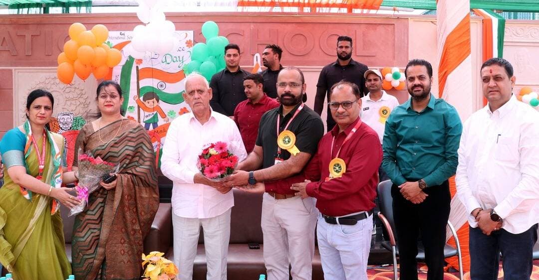 देशभक्ति और संस्कृति का अनूठा संगम, देशभक्ति नृत्य व झूलों से विद्यार्थियों ने बढ़ाई शान
रेवाड़ी समाचार पंकज कुमार।
राज इंटरनेशनल स्कूल में देशभक्ति और संस्कृति का अनूठा संगम देखने को मिला। जब देशभक्ति का रंग तीज की हरियाली से मिले तो नजारा अपने आप खास हो जाता है। राज इंटरनेशनल स्कूल में शनिवार को स्वतंत्रता दिवस और हरियाली तीज एक साथ बड़े उत्साह से मनाया गया।
कार्यक्रम का शुभारंभ विद्यालय निदेशक राजेंद्र सैनी ने तिरंगा फहराकर किया। राष्ट्रगान के साथ पूरा परिसर भारत माता की जय के नारों से गूंज उठा। इसके बाद बच्चों ने देशभक्ति नृत्य, कविता और भाषण प्रस्तुत कर शहीदों को श्रद्धांजलि दी। इस अवसर पर क्लब के विद्यार्थियों ने भाषण के माध्यम से शहीदों को श्रद्धांजलि अर्पित की इसके साथ- साथ प्रतिज्ञा, नैंसी के नृत्य व मानवी भारद्वाज के गायन ने सभी का दिल मोह लिया। 15 अगस्त के साथ तीज होने के कारण माहौल में देशभक्ति के साथ-साथ लोक संस्कृति की खुशबू भी थी। स्कूल के मैदान में रंग-बिरंगे झूले लगाए गए। छात्राओं ने हरे परिधान पहनकर तीज के पारंपरिक गीत गाए और झूला झूला। जश्न को यादगार बनाने के लिए पतंगबाजी और मेहंदी प्रतियोगिता रखी गई। आसमान में तिरंगे वाली पतंगें लहराईं, तो वहीं बच्चियों के हाथों पर मेहंदी से जय हिंद और मोर की आकृतियां सजीं।
स्कूल निदेशक हेमंत सैनी ने कहा कि आजादी हमें बोलने की आजादी देती है और तीज हमें अपनी संस्कृति जीने की। बच्चों को दोनों का महत्व समझाना ही असली शिक्षा है। उन्होंने यह भी कहा कि पतंग उड़ाना सिर्फ खेल नहीं है। यह हमें ऊंचा उड़ने और आजाद सोच रखने की प्रेरणा देता है। शिक्षक अभिषेक व स्कूल के डीन विजय सिंह ने भी शहीदों को श्रद्धांजलि दी और बच्चों को देशभक्ति के प्रति जागरुक किया। इस मौके पर जितेंदर सैनी, हेमंत सैनी, जयश्री सैनी, अन्नू सैनी एवं सभी स्टाफ मौजूद रहे। कार्यक्रम के अंत में सभी को मिठाई और तिरंगे बैंड वितरित किए गए।