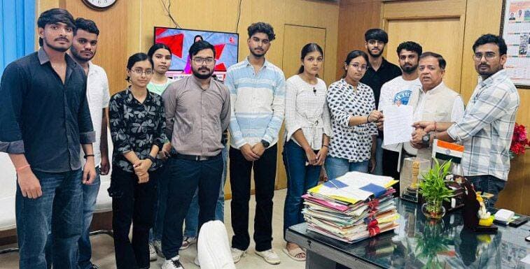 आईजीयू के जर्नलिज्म विभाग में स्टूडियो की मांग को लेकर एनएसयूआई ने कुलपति को सौंपा ज्ञापन
रेवाड़ी समाचार पंकज कुमार
: इंदिरा गांधी विश्वविद्यालय मीरपुर के जर्नलिज्म एवं मास कम्युनिकेशन विभाग के विद्यार्थियों ने एनएसयूआई छात्र नेता रवि मसीत के नेतृत्व में विभाग में आधुनिक मीडिया स्टूडियो की सुविधा उपलब्ध करवाने की मांग को लेकर विश्वविद्यालय के कुलपति प्रो. असीम मिंगलानी को ज्ञापन सौंपा।
विद्यार्थियों ने बताया कि जर्नलिज्म विभाग में स्टूडियो की सुविधा उपलब्ध नहीं होने के कारण उन्हें प्रैक्टिकल एवं मीडिया प्रशिक्षण में परेशानियों का सामना करना पड़ रहा है। विद्यार्थियों ने विभाग में आधुनिक सुविधाओं से युक्त स्टूडियो स्थापित करवाने की मांग रखी। इस दौरान जर्नलिज्म विभाग के सभी विद्यार्थी उपस्थित रहे। कुलपति प्रो. असीम मिंगलानी ने विद्यार्थियों की मांग को गंभीरता से सुनते हुए जल्द ही समस्या का समाधान करवाने का आश्वासन दिया। विद्यार्थियों ने विश्वविद्यालय प्रशासन को 15 दिन के भीतर सकारात्मक कार्रवाई करने का समय दिया है।
एनएसयूआई छात्र नेता रवि मसीत ने कहा कि विद्यार्थियों की समस्याओं और उनके अधिकारों की आवाज को पहले भी लगातार उठाया गया है और आगे भी पूरी मजबूती के साथ उठाया जाता रहेगा। उन्होंने कहा कि जर्नलिज्म के विद्यार्थियों के लिए स्टूडियो कोई अतिरिक्त सुविधा नहीं, बल्कि उनकी पढ़ाई और व्यावहारिक प्रशिक्षण का महत्वपूर्ण हिस्सा है। विद्यार्थियों को बेहतर संसाधन उपलब्ध कराना विश्वविद्यालय प्रशासन की जिम्मेदारी है।
रवि मसीत ने कहा कि विद्यार्थियों की जायज मांगों के लिए हम हमेशा उनके साथ खड़े रहे हैं और आगे भी उनकी हर आवाज को विश्वविद्यालय प्रशासन तक पहुंचाते रहेंगे। हमें उम्मीद है कि विश्वविद्यालय प्रशासन 15 दिन के भीतर स्टूडियो की मांग पर ठोस कदम उठाएगा। रिद्धि शर्मा जया झा, शिवानी प्रिंचि, प्रिया, शुभम, ईशांत ,जयन्त, अध्या, राहुल, शिवम, हरीश प्रिंस कुणाल, जय इत्यादि छात्र साथ रहे।