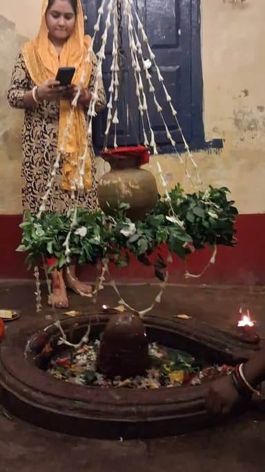 महगामा के भूमफोड़ महादेव मंदिर में शिव भक्त..