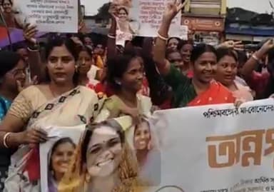 অন্নপূর্ণা যোজনার অর্থপ্রাপ্তির পর বিজেপি মহিলা মোর্চার তরফে মুখ্যমন্ত্রী শুভেন্দু অধিকারীকে ধন্যবাদ জানিয়ে ধন্যবাদ মিছিল শালতোড়ায় বাজারে
অন্নপূর্ণা যোজনার আওতায় উপভোক্তাদের অ্যাকাউন্টে তিন হাজার টাকা করে অর্থ ঢোকার পর শালতোড়া বাজারে বিজেপির পক্ষ থেকে আয়োজন করা হল ধন্যবাদ মিছিল।
শালতোড়া মণ্ডল ২ বিজেপি মহিলা মোর্চার উদ্যোগে শালতোড়া বাজারজুড়ে এই ধন্যবাদ মিছিল অনুষ্ঠিত হয়। মিছিল থেকে অন্নপূর্ণা যোজনার জন্য পশ্চিমবঙ্গের মুখ্যমন্ত্রী শুভেন্দু অধিকারীকে ধন্যবাদ জানানো হয়।
মিছিলকে ঘিরে দলীয় কর্মী-সমর্থকদের মধ্যে ছিল যথেষ্ট উৎসাহ ও উদ্দীপনা। হাতে দলীয় পতাকা নিয়ে বাজারের বিভিন্ন এলাকা পরিক্রমা করেন বিজেপির মহিলা মোর্চার কর্মীরা।
এই কর্মসূচিতে উপস্থিত ছিলেন শালতোড়া মণ্ডল ২ বিজেপির নেতৃত্ব এবং মহিলা মোর্চার নেতৃত্ব ও কর্মীরা।
অন্নপূর্ণা যোজনার অর্থপ্রাপ্তিকে সামনে রেখে বিজেপির এই ধন্যবাদ মিছিলকে ঘিরে শালতোড়া বাজারে রাজনৈতিকভাবে তৈরি হয় বাড়তি চর্চার পরিবেশ।
