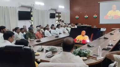 *बलिया डाक मंडल में 20 अगस्त को लगेगी पेंशन अदालत*
बलिया। डाक विभाग से पेंशन प्राप्त करने वाले पेंशनरों की समस्याओं और शिकायतों के निस्तारण के लिए बलिया डाक मंडल की ओर से पेंशन अदालत का आयोजन किया जाएगा। यह पेंशन अदालत 20 अगस्त 2026 को पूर्वाह्न 11:30 बजे अधीक्षक डाकघर, बलिया के कार्यालय में आयोजित होगी। डाक विभाग की ओर से पेंशनरों से अपील की गई है कि पेंशन से संबंधित किसी भी समस्या अथवा शिकायत के समाधान के लिए पेंशन अदालत में उपस्थित होने के इच्छुक पेंशनर अपनी शिकायत का पूर्ण विवरण अधीक्षक डाकघर, बलिया कार्यालय में 20 अगस्त को पूर्वाह्न 11:00 बजे तक अनिवार्य रूप से उपलब्ध करा दें।
विभाग का उद्देश्य पेंशनरों की समस्याओं का समयबद्ध ढंग से निस्तारण कर उन्हें आवश्यक राहत उपलब्ध कराना है। इच्छुक पेंशनर निर्धारित समय-सीमा का पालन करते हुए अपनी शिकायत दर्ज करा सकते हैं।