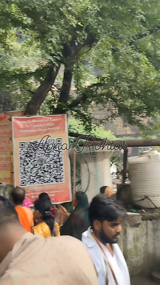 तीसरी सोमवारी पर शिवालयों में उमड़ा आस्था का सैलाब, हजारों श्रद्धालुओं ने किया जलाभिषेक
नौहट्टा। सावन की तीसरी सोमवारी और नाग पंचमी के पावन संयोग पर नौहट्टा प्रखंड क्षेत्र के विभिन्न शिवालयों में श्रद्धालुओं की भारी भीड़ उमड़ी। महादेव खोह, बुढ़वा महादेव नौहट्टा, दसशीशा नाथ सहित कई मंदिरों में अहले सुबह से ही भक्तों का तांता लगा रहा। श्रद्धालुओं ने भगवान भोलेनाथ का जलाभिषेक कर सुख-समृद्धि और परिवार की खुशहाली की कामना की।
महादेव खोह मंदिर समिति के सचिव राधासूत सिन्हा ने बताया कि सावन की तीसरी सोमवारी और नाग पंचमी के कारण मंदिर परिसर में पूरे दिन श्रद्धालुओं की भीड़ रही। व्यवस्था बनाए रखने के लिए नौहट्टा थाना के एसआई रविंद्र कुमार के नेतृत्व में पुलिस बल और स्थानीय समिति के सदस्य मुस्तैद रहे।
राधासूत सिन्हा ने श्रद्धालुओं से आश्रम के नियमों का पालन करने की अपील करते हुए कहा कि महादेव खोह प्राकृतिक गोद में स्थित प्राचीन तीर्थ स्थल है। इसकी स्वच्छता बनाए रखना सभी की जिम्मेदारी है। मंदिर परिसर में गंदगी और पॉलीथिन नहीं फेंकने की अपील की गई। वहीं स्नान कुंड में उछल-कूद, स्टंट और सेल्फी लेने से बचने की सलाह दी गई।
मौके पर पिंटू कुमार, धनंजय यादव, विजय चंद्रवंशी, मनोज कुमार, विजयमल कुमार, दीपक कुमार सहित समिति के कई सदस्य मौजूद रहे।
ग्राउंड रिपोर्ट: अपना रोहतास
🙏 हर हर महादेव!
बोल बम!
#तीसरीसोमवारी #सावन #नागपंचमी #महादेवखोह #बुढ़वामहादेव #दसशीशानाथ #नौहट्टा #रोहतास #रोहतासबिहार #शिवालय #जलाभिषेक #भोलेनाथ #हरहरमहादेव #बोलबम #सावनसोमवार #अपनारोहतास #Rohtas #Nohatta #Mahadev #Sawan