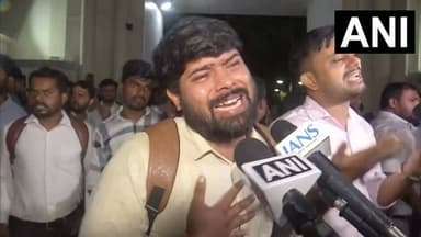 JSSC CGL परीक्षा पास करने वाले उम्मीदवार, परीक्षा रद्द करने के राज्य सरकार के फैसले के खिलाफ प्रोजेक्ट भवन में विरोध-प्रदर्शन कर रहे हैं।
एक प्रदर्शनकारी ने कहा, "हम लोग हर तरह के जांच के लिए तैयार हैं। आप जांच कीजिए, जो गलत है, उस पर कार्रवाई कीजिए लेकिन कुछ लोगों के लिए हमारे साथ ऐसा अन्याय मत कीजिए... मैं जांच करवाने के लिए तैयार हूं। आप जो बोलिएगा। मैं अपने सारे दस्तावेज लेकर आया हूं... आप CBI जांच कीजिए। आपको जो करना है, वो कीजिए मगर हमारे साथ ऐसा अन्याय मत कीजिए। हम लोग मर जाएंगे।"
