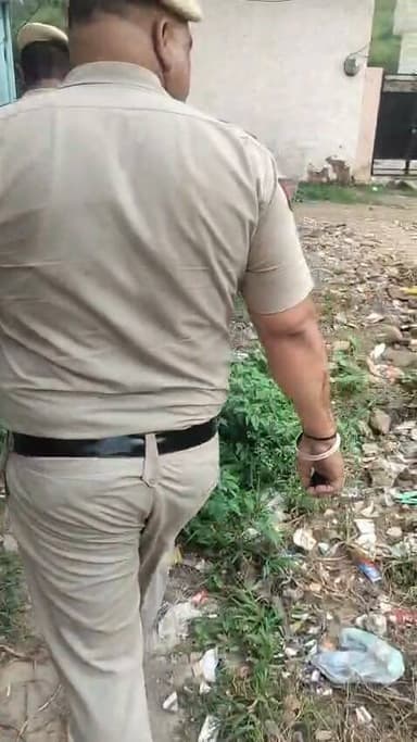 कालका में पंचकूला पुलिस का कॉम्बिंग ऑपरेशन: स्निफर डॉग के साथ संदिग्धों ठिकानों की ली गई तलाशी
पंचकूला/ 17 अगस्त:-पंचकूला पुलिस की विभिन्न टीमों द्वारा जिला में कानून-व्यवस्था को सुदृढ़ बनाए रखने, अपराधों पर प्रभावी नियंत्रण तथा नशे की रोकथाम के उद्देश्य से समय समय पर चिन्हित स्थानों पर लगातार कॉम्बिंग की जा रही है।
आज कालका थाना टीम ने एसएचओ प्रताप सिंह की अगुवाई में स्निफर डॉग के सहयोग से कालका क्षेत्र के विभिन्न इलाकों में व्यापक स्तर पर कॉम्बिंग की। अभियान के दौरान गलियों , दुकानों, खुले स्थानों, खाली प्लॉटों, झाड़ियों, संदिग्ध ठिकानों तथा संवेदनशील बिंदुओं पर गहन तलाशी ली गई।
डीसीपी पंचकूला आईपीएस अदिति सिंह के अनुसार कॉम्बिंग के दौरान संदिग्ध व्यक्तियों की पहचान व सत्यापन किया गया तथा क्षेत्र में आने-जाने वाले लोगों पर विशेष निगरानी रखी गई। अभियान के दौरान नशीले पदार्थों की तस्करी, बिक्री एवं सेवन से जुड़े संभावित ठिकानों की विशेष रूप से जांच की गई। स्थानीय नागरिकों को नशे के दुष्प्रभावों के प्रति जागरूक करते हुए स्पष्ट संदेश दिया गया कि नशे से संबंधित किसी भी गतिविधि पर जीरो टॉलरेंस की नीति के तहत सख्त कार्रवाई की जाएगी। आमजन से अपील की गई कि नशे की अवैध गतिविधियों की सूचना बिना किसी भय के पंचकूला पुलिस के ड्रग इन्फो हेल्पलाइन नंबर 7087081100 / 7087081048 पर पुलिस को दें, बताने वाले की जानकारी गुप्त रखी जाएगी।