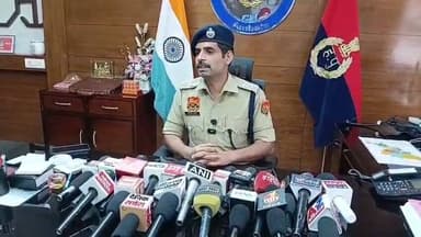 अंबाला में हालिया उग्र प्रदर्शन: पत्रकार वार्ता में पुलिस अधीक्षक ने दिए तीखे सवालों के जवाब,
अंबाला में हाल ही में हुए उग्र प्रदर्शन और कानून-व्यवस्था की स्थिति को लेकर पुलिस अधीक्षक अंबाला श्री अजीत सिंह शेखावत ने एक महत्वपूर्ण पत्रकार वार्ता के दौरान मीडिया के तमाम सवालों के बेबाक और स्पष्ट जवाब दिए। Haryana Police