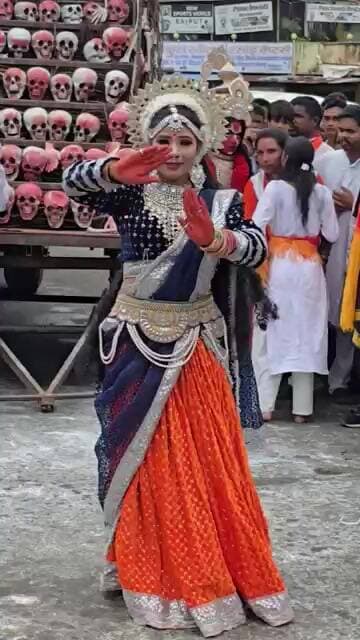 कांवड़ यात्रा के दौरान विश्रामपुर में माता पार्वती का रूप धारण कर प्रदर्शन करतीं