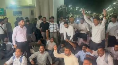 रद्द की सूचना के बाद CGL में जो नौकरी कर रहे थे उनके द्वारा मंत्रालय के बाहर हगामा किया गया