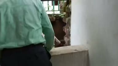 পুলিশের হাত থেকে পালিয়ে গিয়েও পালাতে পারল না অভিযুক্ত! আদালত চত্বরে নিরাপত্তা ব্যবস্থা নিয়ে উঠলো প্রশ্ন? বাথরুমে যাওয়ার সময় অভিযুক্ত পালায়। যদিও আদালতের উপস্থিত পুলিশের তৎপরতায় পাকড়াও করা হয়েছে সেই অভিযুক্তকে।