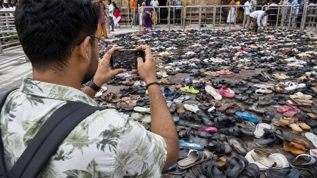 *उज्जैन के महाकाल मंदिर में मची चीख-पुकार! करंट की अफवाह से मची भगदड़, बैरिकेडिंग से टकराकर कई श्रद्धालु लहूलुहान*
*उज्जैन में भगदड़ में ये लोग घायल हुए*
सागर पिता मांशीष, निवासी किसनपुरा, उम्र 15 साल।
सजीव नोनू चौधरी, निवासी दरभंगा, बिहार, उम्र 36 साल।
खुशी पिता माधव राव, निवासी बड़ा गणेश, ग्वालियर, उम्र 20 साल।
हरीशचंद पिता अशोक, निवासी वासना, गुजरात, उम्र 26 साल।
तुलसी पिता जय प्रकाश, निवासी गुजरात, उम्र 15 साल।
जय पिता जय धवन, निवासी गुजरात, उम्र 12 साल ।
लखन गोविन्द, सोनम सिंह।
स्थिति प्रशासन के नियंत्रण में