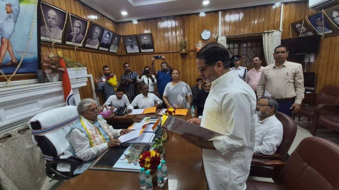 प्रशांत किशोर का शपथ ग्रहण बिहार की राजनीति में नई दिशा और नई दशा का शुभारंभ : राघवेंद्र कुमार
शिवहर--- जन सुराज पार्टी, शिवहर के मुख्य प्रवक्ता राघवेंद्र कुमार ने प्रशांत किशोर के शपथ ग्रहण के अवसर पर उन्हें हार्दिक बधाई एवं शुभकामनाएं देते हुए कहा कि 17 अगस्त का यह शुभ दिन बिहार की राजनीति में एक नए अध्याय की शुरुआत है।
उन्होंने कहा कि सावन मास, नाग पंचमी और तीसरी सोमवारी के पावन अवसर पर हुआ यह शपथ ग्रहण बिहार के लिए नई उम्मीद और नए राजनीतिक संकल्प का प्रतीक है। जन सुराज के सूत्रधार प्रशांत किशोर ने बिहार की राजनीति में शिक्षा, रोजगार, पलायन, किसानों की जमीन और विकास जैसे वास्तविक मुद्दों को केंद्र में लाने का काम किया है।
राघवेंद्र कुमार ने कहा कि जन सुराज के प्रभाव से आज बिहार की राजनीति में उन मुद्दों पर भी चर्चा होने लगी है, जिन्हें वर्षों से नजरअंदाज किया जाता रहा है। यह बदलाव बिहार की जागरूक जनता की जीत है।
उन्होंने बांकीपुर की सम्मानित जनता का हृदय से आभार व्यक्त करते हुए कहा कि जनता ने जन सुराज पर जो विश्वास जताया है, वह बिहार को नई दिशा और नई दशा देने के संकल्प को और मजबूत करता है।
राघवेंद्र कुमार ने कहा आज का दिन केवल शपथ ग्रहण का नहीं, बल्कि बिहार के युवाओं, छात्रों, किसानों और आम जनता के बेहतर भविष्य के संकल्प का दिन है। प्रशांत किशोर जी को हार्दिक बधाई एवं शुभकामनाएं। जन सुराज के साथ बिहार नई राजनीति की ओर बढ़ रहा है।
