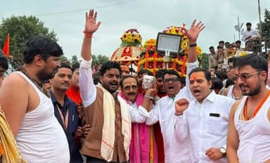 बाबा महाकाल के दरबार में पहुंचे मंत्री नागर सिंह चौहान, शाही सवारी में हुए शामिल
उज्जैन। श्रावण मास के पावन अवसर पर मध्यप्रदेश शासन के अनुसूचित जाति कल्याण मंत्री नागर सिंह चौहान ने सोमवार को उज्जैन पहुंचकर बाबा महाकाल के दर्शन किए और विधि-विधान से पूजा-अर्चना कर आशीर्वाद प्राप्त किया। इसके साथ ही वे बाबा महाकाल की श्रावण मास की तृतीय शाही सवारी में भी सम्मिलित हुए।
मंत्री चौहान ने बाबा महाकाल से प्रदेशवासियों के सुख, शांति, समृद्धि एवं खुशहाली की कामना की। शाही सवारी में शामिल होकर उन्होंने श्रद्धालुओं के साथ धार्मिक उत्साह साझा किया और बाबा महाकाल की भक्ति में सहभागिता की।
इस अवसर पर उज्जैन सांसद अनिल फिरोजिया, उज्जैन विकास प्राधिकरण के अध्यक्ष डॉ. रवि सोलंकी, युवा नेता वैभव यादव, विधायक सतीश मालवीय, कलेक्टर रोशन कुमार सिंह सहित अन्य जनप्रतिनिधि एवं अधिकारीगण मौजूद रहे।
मंत्री नागर सिंह चौहान ने कहा कि बाबा महाकाल की नगरी उज्जैन में दर्शन एवं शाही सवारी में सम्मिलित होना उनके लिए सौभाग्य का विषय है। उन्होंने बाबा महाकाल से प्रदेश में सुख-शांति, समृद्धि और सभी के कल्याण की प्रार्थना की।