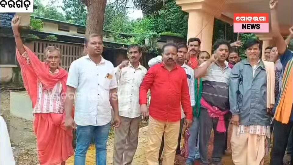 ବରଗଡ଼ରେ ଚାଷୀଙ୍କ ଧାନ ବିକ୍ରି ପଞ୍ଜିକରଣ ସମସ୍ୟା ନେଇ ଜିଲ୍ଲାପାଳଙ୍କୁ ଭେଟିଲା ସଂଯୁକ୍ତ କୃଷକ ସଂଗଠନ
ଆଜି ବରଗଡ଼ ବ୍ଲକ କାର୍ଯ୍ୟାଳୟରେ ଅନୁଷ୍ଠିତ ଜିଲ୍ଲାପାଳଙ୍କ ଅଭିଯୋଗ ଶୁଣାଣିରେ ବରଗଡ଼ ଜିଲ୍ଲା ସଂଯୁକ୍ତ କୃଷକ ସଂଗଠନର ପ୍ରତିନିଧିମାନେ ଜିଲ୍ଲାପାଳଙ୍କୁ ଭେଟି ଧାନ ବିକ୍ରି ପଞ୍ଜିକରଣକୁ ନେଇ ଚାଷୀମାନେ ସମ୍ମୁଖୀନ ହେଉଥିବା ବିଭିନ୍ନ ସମସ୍ୟା ଉପରେ ଆଲୋଚନା କରିଥିଲେ।
ବିଶେଷ କରି— ଦେବୋତ୍ତର ଜମି ପଞ୍ଜିକରଣ ସମସ୍ୟା
ଭାଗଚାଷୀ ପଞ୍ଜିକରଣ ସମସ୍ୟା
ଜମି କିସମ ସଂଶୋଧନ ସମସ୍ୟା
ଇଲେକ୍ଟ୍ରିକ୍ ବିଲ୍ ବାଧ୍ୟତାମୂଳକ କରାଯାଉଥିବା ସମସ୍ୟା
ସାରର କଳାବଜାରୀ ଓ ଅଭାବ
ସମ୍ପର୍କରେ ଜିଲ୍ଲାପାଳଙ୍କ ନିକଟରେ ଅଭିଯୋଗ ଜଣାଇଥିଲେ।
ଜିଲ୍ଲାପାଳ ସମସ୍ତ ସମସ୍ୟାକୁ ଗୁରୁତ୍ୱର ସହ ଶୁଣିବା ସହ DRCSଙ୍କ ସହ ଆଲୋଚନା କରି ଚାଷୀମାନଙ୍କ ସମସ୍ୟାର ସମାଧାନ କରିବେ ବୋଲି ଆଶ୍ୱାସନ ଦେଇଛନ୍ତି।
ଆଗାମୀ ଦୁଇ ଦିନ ମଧ୍ୟରେ ଯଦି ସମସ୍ୟାର ସମାଧାନ ନହୁଏ, ତେବେ ଚାଷୀଙ୍କ ହକ୍ ପାଇଁ ଆନ୍ଦୋଳନକୁ ଓହ୍ଲାଇବ ବୋଲି ବରଗଡ଼ ଜିଲ୍ଲା ସଂଯୁକ୍ତ କୃଷକ ସଂଗଠନ ଚେତାବନୀ ଦେଇଛି। ଈଶାନ୍ତ ଭୋଇ, ସୁରେଶ ନିକେଣ୍ଟି, କାରଣ ସାହୁ, ଥବିର ସାହୁ, ରବିଶଙ୍କର ପଧାନ, ନିରଞ୍ଜନ ପଧାନ ଏବଂ ସୁବଳ ପଧାନ ଙ୍କ ନେତୃତ୍ୱରେ ଶହଶହ ଚାଷୀ ଜିଲ୍ଲାପାଳଙ୍କ ଜନ ଶୁଣାଣିକୁ ଆସି ଅଭିଯୋଗ କରିଥିଲେ।