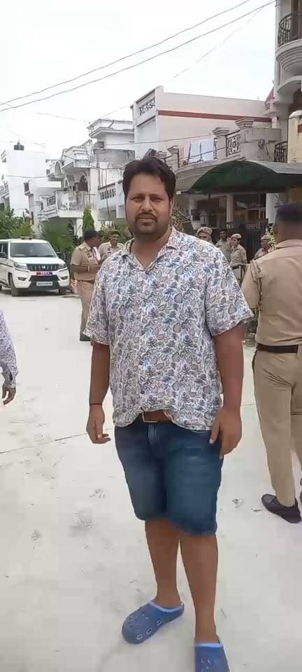 अतिक्रमण के विरोध में सरोजिनी कॉलोनी में जोरदार प्रदर्शन
“जनता के पैसों की बर्बादी बंद करो” के लगाए नारे
यमुनानगर, 17 अगस्त 2026:
आज दिनांक 17 अगस्त 2026 को यमुनानगर की सरोजिनी कॉलोनी में मुकुंद लाल पब्लिक स्कूल के सामने अवैध अतिक्रमण एवं सड़क निर्माण में कथित अनियमितताओं के विरोध में जागरूक नागरिकों द्वारा जोरदार एवं शांतिपूर्ण प्रदर्शन किया गया।
प्रदर्शनकारियों ने आरोप लगाया कि यमुनानगर नगर निगम द्वारा नियमों को ताक पर रखकर जनता के पैसों का दुरुपयोग किया गया है। प्रदर्शनकारियों का कहना था कि क्षेत्र में पहले से किए गए अतिक्रमण को हटाए बिना ही सड़क निर्माण का कार्य करवाया गया, जबकि नियमानुसार पहले सार्वजनिक सड़क को अतिक्रमण मुक्त किया जाना चाहिए था।
प्रदर्शनकारियों ने यह भी आरोप लगाया कि मुकुंद लाल पब्लिक स्कूल के सामने सड़क के बीचों-बीच भूमिगत नाली का निर्माण किया गया है, जो भविष्य में सड़क को बार-बार तोड़ने और सरकारी धन की बर्बादी का कारण बन सकता है।
प्रदर्शन के दौरान मांग की गई कि पूरे मामले की उच्च स्तरीय एवं निष्पक्ष जांच करवाई जाए तथा यदि जांच में किसी अधिकारी या ठेकेदार की लापरवाही अथवा नियमों की अनदेखी सामने आती है तो उसके विरुद्ध सख्त कार्रवाई की जाए।
प्रदर्शनकारियों ने स्पष्ट कहा कि जनता के टैक्स के पैसे का किसी भी प्रकार से दुरुपयोग बर्दाश्त नहीं किया जाएगा और जब तक सार्वजनिक सड़कों को अतिक्रमण मुक्त करवाकर मामले की निष्पक्ष जांच नहीं होती, तब तक जनहित में आवाज उठाई जाती रहेगी।
मुख्य मांगें:
- सभी अवैध अतिक्रमण तत्काल हटाए जाएं।
- अतिक्रमण हटाए बिना किए गए सड़क निर्माण की जांच हो।
- सड़क के बीच बनाई गई भूमिगत नाली की तकनीकी जांच हो।
- नगर निगम अधिकारियों एवं संबंधित ठेकेदार की भूमिका की उच्च स्तरीय जांच हो।
- सरकारी धन के दुरुपयोग की जांच कर दोषियों पर कार्रवाई हो।
Viral video....