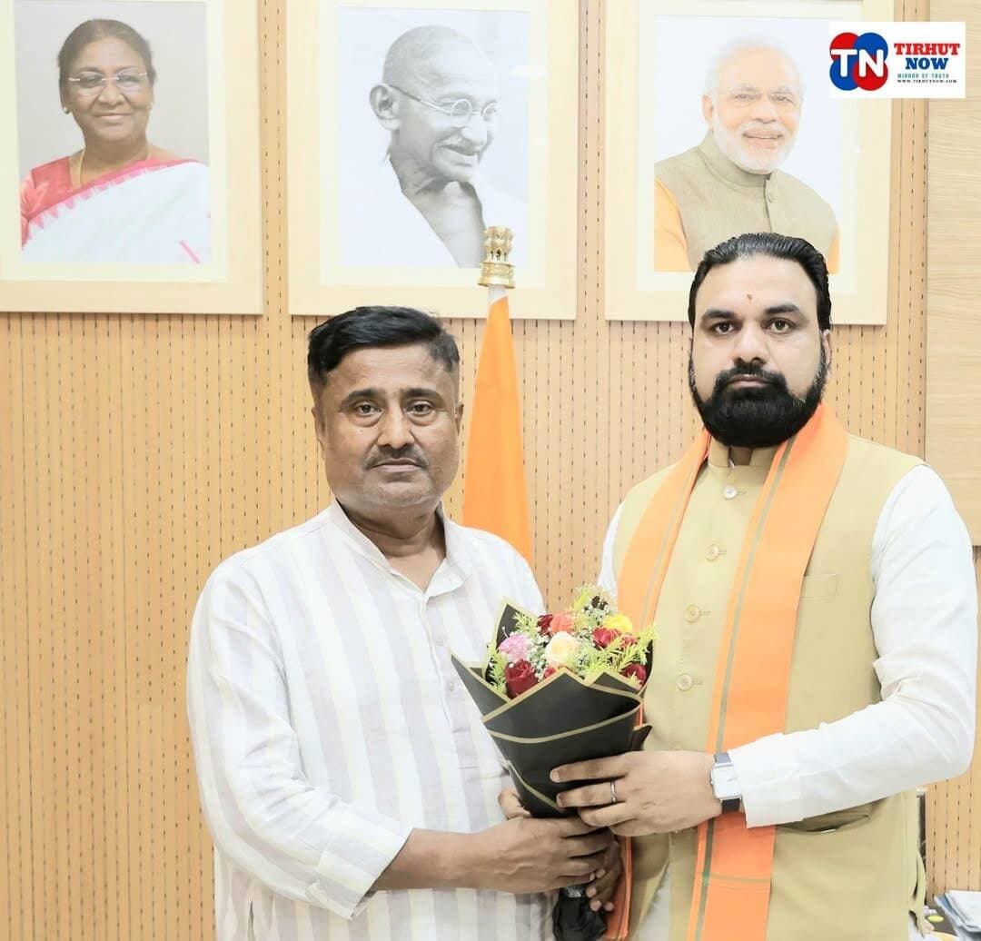 CM सम्राट चौधरी से मिले कांटी विधायक अजीत कुमार, नहरों के जीर्णोद्धार और मड़वन में चीनी मिल की उठाई मांग
कांटी विधानसभा क्षेत्र में किसानों की सिंचाई समस्या और क्षेत्र के विकास को लेकर विधायक ई. अजीत कुमार ने मुख्यमंत्री सम्राट चौधरी से मुलाकात की। पटना स्थित मुख्यमंत्री के सरकारी आवास ‘लोक सेवक आवास’ में हुई मुलाकात के दौरान विधायक ने मुख्यमंत्री का पुष्पगुच्छ देकर स्वागत किया और कांटी क्षेत्र की प्रमुख समस्याओं से उन्हें अवगत कराया।
विधायक अजीत कुमार ने कांटी विधानसभा क्षेत्र की बदहाल नहर व्यवस्था को दुरुस्त कर किसानों के खेतों तक नियमित रूप से पानी पहुंचाने की मांग रखी। उन्होंने वीरपुर, रामदयालु वितरणी समेत करीब एक दर्जन उप-वितरणियों की जर्जर स्थिति का मुद्दा मुख्यमंत्री के सामने रखा।
विधायक ने कहा कि नहरों की खराब स्थिति के कारण किसानों, खासकर गन्ना उत्पादकों को सिंचाई में परेशानी हो रही है। उन्होंने नहरों के जीर्णोद्धार और नियमित जलापूर्ति की व्यवस्था सुनिश्चित कराने का आग्रह किया। विधायक ने भरोसा जताया कि अगले एक वर्ष में किसानों के खेतों तक नहर का पानी पहुंचाने की दिशा में काम होगा।
इसके साथ ही मड़वन प्रखंड में प्रस्तावित नए चीनी मिल की स्थापना प्रक्रिया को जल्द आगे बढ़ाने की मांग भी मुख्यमंत्री के समक्ष रखी गई। मुख्यमंत्री ने विधायक की मांगों पर शीघ्र कार्रवाई का आश्वासन दिया।
<nis:link nis:type=tag nis:id=tirhutnow nis:value=TirhutNow nis:enabled=true nis:link/> <nis:link nis:type=tag nis:id=ajitkumar nis:value=AjitKumar nis:enabled=true nis:link/> <nis:link nis:type=tag nis:id=samratchoudhary nis:value=SamratChoudhary nis:enabled=true nis:link/> <nis:link nis:type=tag nis:id=kantinews nis:value=KantiNews nis:enabled=true nis:link/> <nis:link nis:type=tag nis:id=muzaffarpurnews nis:value=MuzaffarpurNews nis:enabled=true nis:link/>