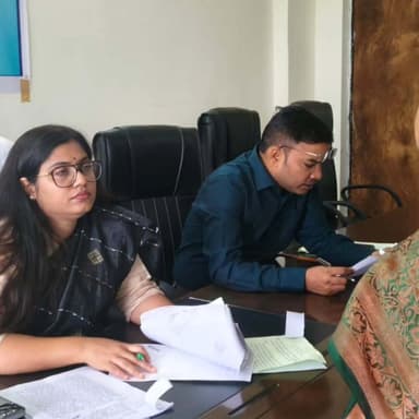 जनदर्शन में सुनी गईं जनसमस्याएं
कलेक्टर श्रीमती रीना जमील ने जनदर्शन में जिलेवासियों से सीधे संवाद कर उनकी समस्याएं एवं मांगें सुनीं।
जनदर्शन में कुल 30 आवेदन प्राप्त हुए। कलेक्टर ने संबंधित अधिकारियों को आवेदनों का नियमानुसार परीक्षण कर समयबद्ध एवं संवेदनशील निराकरण सुनिश्चित करने के निर्देश दिए।
#Surajpur #जनदर्शन #जनसमस्या #जिला_प्रशासन #सूरजपुर
@chhattisgarhcmo @dpr.chhattisgarh @rena_jamil_ias