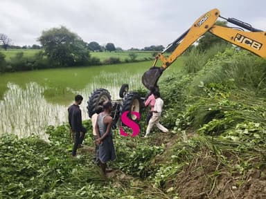 🚜 झपकी बनी हादसे की वजह, गहरी खाई में पलटा ट्रैक्टर-ट्रॉली; पांच लोग बाल-बाल बचे
अमृतपुर। थाना अमृतपुर क्षेत्र के गूजरपुर पमारान पुलिया के निकट मंगलवार शाम कांवड़ चढ़ाकर घर लौट रहे श्रद्धालुओं से भरे ट्रैक्टर-ट्रॉली के अचानक खाई में पलट जाने से हड़कंप मच गया। हादसे में बड़ा नुकसान होते-होते टल गया। ट्रैक्टर पर चालक समेत करीब पांच लोग सवार बताए जा रहे हैं।
जानकारी के अनुसार कमरापुर, थाना मिर्जापुर निवासी मूलचंद पुत्र जय सिंह ट्रैक्टर चला रहे थे। ट्रैक्टर नयागांव हुसैनपुर से गोला गोकर्णनाथ गया था। शाम करीब पांच बजे वापस लौटते समय गूजरपुर पमारान पुलिया के पास चालक को अचानक झपकी आ गई, जिससे ट्रैक्टर अनियंत्रित होकर सड़क किनारे स्थित गहरी खाई में जा पलटा।
हादसे में चालक मूलचंद को हल्की चोटें आईं, जबकि ट्रैक्टर पर सवार अन्य लोग बाल-बाल बच गए। हादसे के बाद परिजन पुलिस को सूचना दिए बिना जेसीबी की मदद से ट्रैक्टर-ट्रॉली को खाई से बाहर निकलवाकर वापस लौट गए।
गनीमत रही कि हादसे में कोई बड़ी जनहानि नहीं हुई। घटना एक बार फिर बताती है कि लंबी यात्रा के दौरान वाहन चलाते समय थकान और नींद को नजरअंदाज करना कितना भारी पड़ सकता है।
#अमृतपुर #गूजरपुरपमारान #फर्रुखाबाद #थानाअमृतपुर #सड़कहादसा #ट्रैक्टरहादसा #कांवड़यात्रा #कांवड़िए #गोला_गोकर्णनाथ #कमरापुर #नयागांवहुसैनपुर #फर्रुखाबाद_न्यूज #अमृतपुर_न्यूज #BreakingNews #RoadAccident #FarrukhabadNews #youthindianews