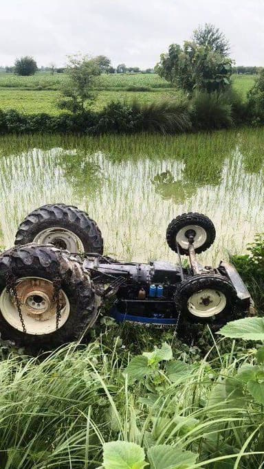 🚜 झपकी ने पलटा ट्रैक्टर, बड़ा हादसा टला
अमृतपुर। थाना अमृतपुर क्षेत्र के गूजरपुर पमारान पुलिया के निकट मंगलवार सुबह उस समय बड़ा हादसा टल गया, जब कांवड़ चढ़ाकर घर लौट रहे ट्रैक्टर चालक को अचानक झपकी आ गई और ट्रैक्टर-ट्रॉली गहरी खाई में पलट गई।
बताया जा रहा है कि ट्रैक्टर कमरापुर, थाना मिर्जापुर निवासी मूलचंद पुत्र जय सिंह चला रहे थे। ट्रैक्टर थाना अमृतपुर क्षेत्र के नयागांव हुसैनपुर से गोला गोकर्णनाथ गया था। शाम करीब 5 बजे वापस लौटते समय गूजरपुर पमारान पुलिया के पास चालक को झपकी आने से ट्रैक्टर अनियंत्रित होकर खाई में जा पलटा।
हादसे के समय ट्रैक्टर पर चालक समेत करीब पांच लोग सवार बताए जा रहे हैं। गनीमत रही कि सभी बाल-बाल बच गए। चालक मूलचंद को हल्की चोटें आई हैं।
हादसे के बाद परिजन पुलिस को सूचना दिए बिना जेसीबी की मदद से ट्रैक्टर-ट्रॉली को खाई से निकलवाकर वहां से चले गए।
कहते हैं हादसा बताकर नहीं आता… एक छोटी सी झपकी ने आज कई जिंदगियों को खतरे में डाल दिया। गनीमत रही कि बड़ा हादसा टल गया। 🙏
#अमृतपुर #फर्रुखाबाद #गूजरपुरपमारान #सड़कहादसा #कांवड़ #ट्रैक्टरहादसा #बालबालबचे #Farrukhabad