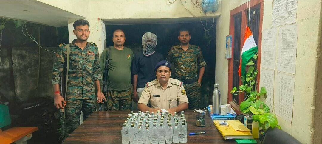 सीतामढ़ी थानांतर्गत भासर पिकेट पुलिस टीम द्वारा एक चोरी की मोटरसाइकिल सहित 50 बोतल नेपाली सौंफी शराब के साथ एक एक व्यक्ति को गिरफ्तार किया गया है।