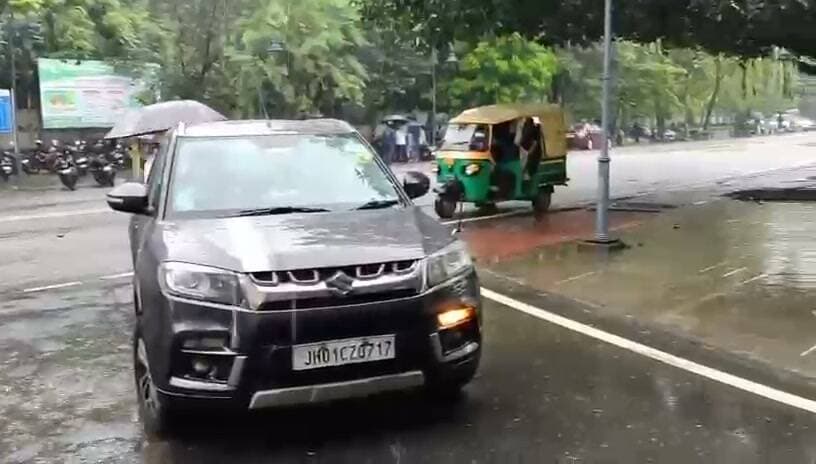 प्रोजेक्ट भवन का दरवाजा बंद, CGL पास अभ्यर्थी सड़क पर
प्रोजेक्ट भवन के बाहर बड़ी संख्या में CGL पास अभ्यर्थी खड़े हैं। कल तक इसी प्रोजेक्ट भवन में काम कर रहे कर्मचारी आज अचानक बाहर हैं।अभ्यर्थियों में सरकार के फैसले को लेकर भारी आक्रोश है। उनका कहना है कि उन्होंने केंद्र सहित अन्य विभाग की नौकरी तक छोड़कर अपने राज्य में काम करने का फैसला लिया था।
अभ्यर्थियों का आरोप है कि बिना उनका पक्ष सुने ही नौकरी रद्द करने का फरमान जारी कर दिया गया।
अभ्यर्थियों ने कहा—
कल तक हम सचिवालय कर्मी थे, आज सड़क पर खड़े हैं। सरकार का यह फरमान तुगलकी है।
प्रोजेक्ट भवन के बाहर हालात तनावपूर्ण, अभ्यर्थियों में नाराजगी।