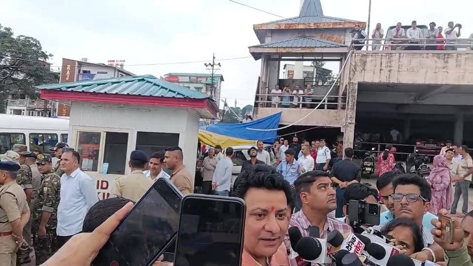पूर्व मंत्री Sudhir Sharma के विजिलेंस में आने से पहले धर्मशाला हुआ छावनी में तब्दील
*नेता के समर्थन में कार्यकर्ताओं ने पहनी काली पट्टियां
*हनुमान मंदिर में चल रही आरती #live Chamba Express Naresh Singh #PMOIndia
