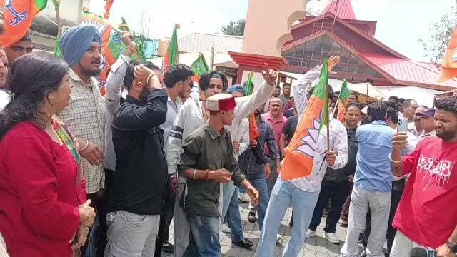 पूर्व मंत्री Sudhir Sharma के विजिलेंस में आने से पहले धर्मशाला हुआ छावनी में तब्दील
*नेता के समर्थन में कार्यकर्ताओं ने पहनी काली पट्टियां
*हनुमान मंदिर में चल रही आरती #live Chamba Express Naresh Singh #PMOIndia