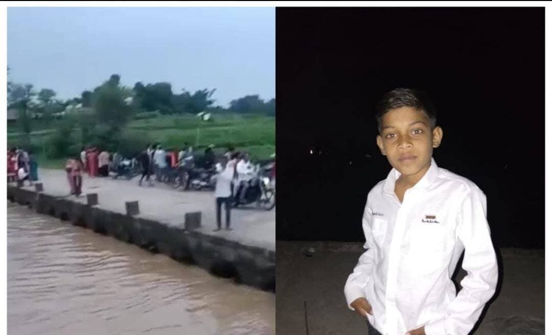 *रीवा: नागपंचमी पर मामा के घर आए 14 साल के किशोर की बिछिया नदी में डूबने से मौत, SDRF कर रही तलाश*
*मऊगंज का रहने वाला था शिवा, पूजा सामग्री विसर्जन के दौरान फिसला पैर, टमस नदी में भी 18 साल का युवक लापता*
*रीवा।* नागपंचमी के दिन जिले में दो अलग-अलग नदी हादसे हुए। एक में 14 साल का किशोर बिछिया नदी में बह गया, तो दूसरे में टमस नदी में नहाने गया 18 साल का युवक लापता हो गया। दोनों की तलाश SDRF और पुलिस की टीम कर रही है।
*बिछिया नदी में बहा किशोर*
पहला हादसा सोमवार शाम गुढ़ थाना क्षेत्र के इटार गांव में हुआ। मऊगंज जिले के लौर थाना क्षेत्र के गनिगवां निवासी 14 वर्षीय शिवा रावत पिता प्रधान रावत नागपंचमी मनाने मामा के घर आया था।
जानकारी के अनुसार गांव के कुछ बच्चे नागपंचमी पर पूजा की पुतरियां विसर्जित करने बिछिया नदी गए थे। इसी दौरान शिवा का पैर पुल पर फिसल गया और वह तेज बहाव में नदी में गिर गया।
गिरते ही वह आंखों से ओझल हो गया। स्थानीय लोगों ने तुरंत पुलिस को सूचना दी। पुलिस मौके पर पहुंची और किशोर की खोजबीन शुरू की, लेकिन अंधेरा होने के कारण सर्च ऑपरेशन रोकना पड़ा। मंगलवार सुबह फिर से रेस्क्यू शुरू किया जाएगा।
*टमस नदी में डूबा 18 साल का युवक*
दूसरी घटना रीवा जिले की टमस नदी में हुई। मऊगंज जिले के खर्रा टोला निवासी 18 वर्षीय साहिल अंसारी पिता कमालुद्दीन अंसारी रिश्तेदारी में चाकघाट आया था।
सोमवार दोपहर वह साथियों के साथ टमस नदी में नहाने गया था। नहाने के दौरान तेज बहाव की वजह से वह खुद को संभाल नहीं पाया और नदी में डूब गया।
घटना की सूचना मिलते ही SDRF की टीम मौके पर पहुंची और सर्चिंग शुरू की, लेकिन रात होने के कारण काम रोकना पड़ा। पुलिस के अनुसार मंगलवार सुबह से फिर सर्च ऑपरेशन चलाया जाएगा।
*प्रशासन की अपील*
इन दोनों घटनाओं के बाद प्रशासन ने लोगों से अपील की है कि बरसात के मौसम में नदी, तालाब और गहरे पानी के पास न जाएं। खासकर बच्चों को अकेले पूजा सामग्री विसर्जन या नहाने के लिए न भेजें।
पुलिस अधिकारियों ने कहा कि नदियों में इस समय जलस्तर और बहाव दोनों तेज है। थोड़ी सी लापरवाही भी जानलेवा साबित हो सकती है।
फिलहाल दोनों मामलों में पुलिस ने मर्ग कायम कर लिया है। शव मिलने के बाद ही आगे की कार्रवाई की जाएगी।