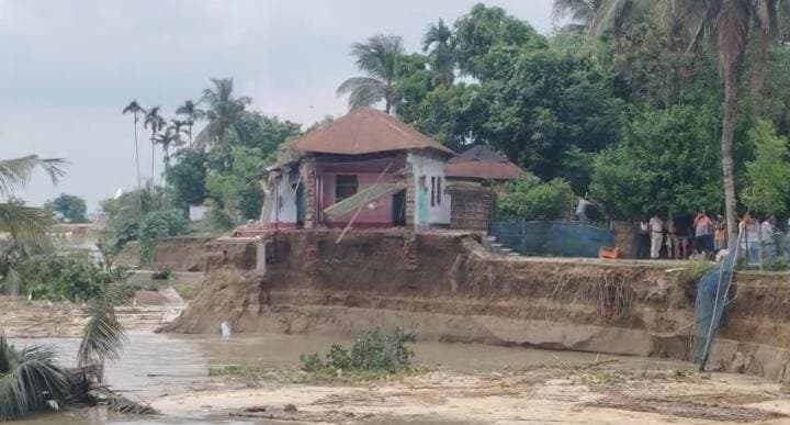 কয়েক ঘণ্টায় ৫০ বাড়ি গঙ্গায়, রতুয়ায় ভাঙনের আতঙ্ক,ভাঙন আতঙ্কে ঘরছাড়া বহু পরিবার, ঘটনাস্থলে প্রশাসন ও বিপর্যয় মোকাবিলা বাহিনী
Bengal icon news মালদহ :মালদার রতুয়া-১ নম্বর ব্লকের মহানন্দটোলা এলাকায় আচমকা শুরু হয়েছে ভয়াবহ গঙ্গাভাঙন। মাত্র কয়েক ঘণ্টার তীব্র ভাঙনে মহানন্দটোলা গ্রাম পঞ্চায়েতের জিতুটোলা গ্রামের প্রায় ৪০ থেকে ৫০টি বসতবাড়ি গঙ্গার গ্রাসে চলে গিয়েছে বলে স্থানীয়দের দাবি। চোখের সামনে ঘরবাড়ি, আসবাবপত্র ও সর্বস্ব নদীগর্ভে তলিয়ে যাওয়ায় কার্যত সর্বহারা বহু পরিবার। ভাঙনের আতঙ্কে ইতিমধ্যেই বহু বাসিন্দা ঘরছাড়া হয়ে নিরাপদ আশ্রয়ের সন্ধানে ছুটছেন।স্থানীয় সূত্রে জানা গিয়েছে, গত কয়েক দিন ধরে মালদায় গঙ্গার জলস্তর কমছিল। রবিবার সকালে জিতুটোলা এলাকায় আচমকাই নদীর পাড়ে ফাটল দেখা দিতে শুরু করে। কিছুক্ষণের মধ্যেই সেই ফাটল ক্রমশ বড় আকার ধারণ করে এবং একের পর এক বসতবাড়ি নদীর দিকে ধসে পড়তে থাকে। পরিস্থিতি এতটাই দ্রুত বদলাতে থাকে যে, অনেক পরিবার ঘর থেকে প্রয়োজনীয় সামগ্রী বের করারও যথেষ্ট সময় পাননি।ভাঙনের তীব্রতা দেখে আতঙ্ক ছড়িয়ে পড়ে গোটা এলাকায়। পরিবারের সদস্যদের নিরাপদে সরিয়ে নেওয়ার পাশাপাশি বাসিন্দারা ঘরের আসবাবপত্র, নথিপত্র এবং অন্যান্য প্রয়োজনীয় জিনিসপত্র নিরাপদ জায়গায় সরিয়ে নেওয়ার চেষ্টা করেন। চোখের সামনে বছরের পর বছর ধরে তৈরি করা বসতবাড়ি নদীগর্ভে তলিয়ে যেতে দেখে কান্নায় ভেঙে পড়েন বহু মানুষ।ভাঙনের খবর পেয়ে ঘটনাস্থলে পৌঁছায় ব্লক প্রশাসন ও পুলিশ। পরিস্থিতি খতিয়ে দেখার পাশাপাশি ঝুঁকিপূর্ণ এলাকা থেকে বাসিন্দাদের নিরাপদ স্থানে সরিয়ে নেওয়ার উদ্যোগ শুরু হয়। ঘটনাস্থলে পৌঁছেছে বিপর্যয় মোকাবিলা বাহিনীও। তাঁরা ভাঙনপ্রবণ এলাকা থেকে বাসিন্দাদের নিরাপদ আশ্রয়ে সরিয়ে নিয়ে যাওয়ার কাজ করছেন।
স্থানীয় বাসিন্দাদের অভিযোগ, গঙ্গার জল কমার সঙ্গে সঙ্গেই আচমকা ভাঙন শুরু হয়েছে। নদীভাঙনের আশঙ্কা আগে থেকেই থাকলেও এত দ্রুত গতিতে ভাঙন তাঁরা আগে দেখেননি। তাঁদের দাবি, কয়েক ঘণ্টার মধ্যেই বহু পরিবার ঘরবাড়ি হারিয়েছে। এখনও ভাঙন অব্যাহত থাকায় নতুন করে আরও বাড়িঘর নদীগর্ভে চলে যাওয়ার আশঙ্কা করছেন তাঁরা।ভাঙন দুর্গতদের অভিযোগ, দীর্ঘদিন ধরে নদীভাঙনের সমস্যা থাকলেও স্থায়ী প্রতিরোধের ব্যবস্থা না হওয়ায় বারবার বিপদের মুখে পড়তে হচ্ছে তাঁদের। আচমকা বসতবাড়ি হারিয়ে সরকারি সাহায্যের আশায় দিন কাটছে বহু পরিবারের। সরকারি উদাসীনতার অভিযোগ তুলে ক্ষোভও উগরে দিয়েছেন দুর্গতরা।প্রশাসনের পক্ষ থেকে পরিস্থিতির উপর নজর রাখা হচ্ছে। দুর্গত পরিবারগুলিকে নিরাপদ আশ্রয়ে সরিয়ে নেওয়ার পাশাপাশি প্রয়োজনীয় ত্রাণ ও সরকারি সহায়তার ব্যবস্থা করার উদ্যোগ নেওয়া হয়েছে। তবে ভাঙন পুরোপুরি না থামলে নতুন করে কতগুলি পরিবার ক্ষতিগ্রস্ত হবে, তা নিয়ে উদ্বেগ বাড়ছে। অনিশ্চিত ভবিষ্যতের মুখে দাঁড়িয়ে এখন জিতুটোলা গ্রামের বহু পরিবার।