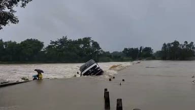 ফের ভেসে গেল বাঁকুড়ার গন্ধেশ্বরী নদীর মানকানালী সেতু। ভেসে যাওয়া সেতু দিয়ে পারাপার করতে গিয়ে দুর্ঘটনার কবলে পড়লো একটি ডাম্পার।
নিম্ন চাপের জেরে গতকাল থেকে ভারী বৃষ্টি শুরু হয়েছে বাঁকুড়া জেলায়। এর ফলে বাঁকুড়ার উপর দিয়ে বয়ে যাওয়া গন্ধেশ্বরী দ্বারকেশ্বর সহ সব নদীতেই জলস্তর বৃদ্ধি পেয়েছে। জলস্তর বৃদ্ধি পাওয়ায় গতকাল থেকেই ডুবে রয়েছে গন্ধেশ্বরী নদীর উপর থাকা বাঁকুড়ার মানকানালী সেতু। আজ ভোরে ডুবে থাকা সেই সেতু ঝুঁকি নিয়ে পারাপার করতে গিয়ে সেতুর মাঝখানে আটকে যায় একটি ডাম্পার। কোনোক্রমে চালক খালাসি প্রাণে বাঁচলেও ডাম্পার উদ্ধার করা যায়নি। লাগাতার ভারী বৃষ্টি হতে থাকায় গন্ধেশ্বরীর জলস্তর আরো বৃদ্ধি পাচ্ছে। সে ক্ষেত্রে পরিস্থিতি যে আরও খারাপ হবে তা বলার অপেক্ষা রাখে না