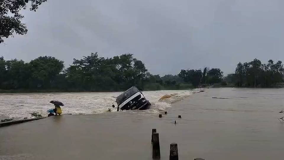 ফের ভেসে গেল বাঁকুড়ার গন্ধেশ্বরী নদীর মানকানালী সেতু। ভেসে যাওয়া সেতু দিয়ে পারাপার করতে গিয়ে দুর্ঘটনার কবলে পড়লো একটি ডাম্পার।
নিম্ন চাপের জেরে গতকাল থেকে ভারী বৃষ্টি শুরু হয়েছে বাঁকুড়া জেলায়। এর ফলে বাঁকুড়ার উপর দিয়ে বয়ে যাওয়া গন্ধেশ্বরী দ্বারকেশ্বর সহ সব নদীতেই জলস্তর বৃদ্ধি পেয়েছে। জলস্তর বৃদ্ধি পাওয়ায় গতকাল থেকেই ডুবে রয়েছে গন্ধেশ্বরী নদীর উপর থাকা বাঁকুড়ার মানকানালী সেতু। আজ ভোরে ডুবে থাকা সেই সেতু ঝুঁকি নিয়ে পারাপার করতে গিয়ে সেতুর মাঝখানে আটকে যায় একটি ডাম্পার। কোনোক্রমে চালক খালাসি প্রাণে বাঁচলেও ডাম্পার উদ্ধার করা যায়নি। লাগাতার ভারী বৃষ্টি হতে থাকায় গন্ধেশ্বরীর জলস্তর আরো বৃদ্ধি পাচ্ছে। সে ক্ষেত্রে পরিস্থিতি যে আরও খারাপ হবে তা বলার অপেক্ষা রাখে না