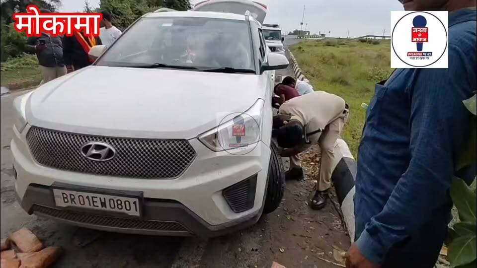 मोकामा में पुलिस की बड़ी कार्रवाई: फोरलेन पर भारी मात्रा में गांजा बरामद, महिला समेत दो तस्कर गिरफ्तार
मोकामा थाना पुलिस ने नशा तस्करी के खिलाफ एक बेहद सफल और बड़ी कार्रवाई को अंजाम दिया है। थाना अध्यक्ष कुणाल कुमार के नेतृत्व में गठित विशेष टीम ने गुप्त सूचना के आधार पर मोकामा फोरलेन पर नाकेबंदी कर भारी मात्रा में अवैध गांजा जब्त किया है।
पुलिस के अनुसार, गांजे की यह विशाल खेप किसी दूसरे शहर में खपाने के लिए ले जाई जा रही थी। तस्करों ने इसे बेहद शातिराना तरीके से ठिकाने लगाने की पूरी तैयारी कर रखी थी, लेकिन पुलिस की तत्परता और सटीक रणनीति ने उनके इन इरादों को पूरी तरह नाकाम कर दिया।
छापेमारी और मौजूदा स्थिति
कार्रवाई के दौरान पुलिस ने मौके से दो संदिग्ध तस्करों को गिरफ्तार किया है, जिनमें एक महिला और एक पुरुष शामिल हैं। पकड़े गए दोनों आरोपियों से गुप्त स्थान पर कड़ाई से पूछताछ की जा रही है, ताकि इस पूरे नशीले पदार्थ के सिंडिकेट और इसके मुख्य सरगना का पता लगाया जा सके।
बरामद गांजे की मात्रा इतनी अधिक है कि अभी इसका सटीक आकलन करना मुश्किल है। पुलिस टीम द्वारा गांजे का वजन कराने और खेप की कुल कीमत का अंदाजा लगाने की प्रक्रिया जारी है।
आगे की जांच जारी
थाना अध्यक्ष कुणाल कुमार ने बताया कि नशीली दवाओं और अवैध पदार्थों की तस्करी के खिलाफ क्षेत्र में लगातार अभियान चलाया जा रहा है। मोकामा पुलिस यह पता लगाने में जुटी है कि यह खेप कहां से लाई गई थी और इसे किस शहर में सप्लाई किया जाना था। इस नेटवर्क से जुड़े अन्य आरोपियों की गिरफ्तारी के लिए भी संभावित ठिकानों पर छापेमारी की जा रही है। पुलिस का दावा है कि जल्द ही पूरे रैकेट का पर्दाफाश कर दिया जाएगा।
#Mokama