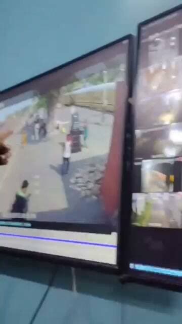 घोसवरी के गोसाईं गाँव से 5 दिन पहले लापता हुए विक्रम का अहम् सुराग मिला है।विक्रम को 12 अगस्त को मोकामा स्टेशन से मोकामा हावड़ा ट्रेन पकड़ हावड़ा की तरफ जाते देखा गया है।
लगातार 5 दिनों से घोसवरी थाने कि पुलिस विक्रम की तलाश में परेशान थी। लगातार खोजबीन और घंटो कैमरे खंगालने के बाद विक्रम के अहम सुराग मिलने से विक्रम के परिजनों और गाँव वालों को अब उम्मीद की किरण दिखी है।आशा है विक्रम जल्दी मिले.
तस्वीर ग्रामीणों द्वारा थाना घेराव की है।अगर विक्रम मिलता है तो यह घोसवरी थाने की अहम सफलता के रूप में देखा जायेगा। जिस तरीके से घटनाक्रम बढ़ रहे थे,मामला बेहद गंभीर था।होप विक्रम घर वापस आये 🙏🏻
#Ghoswari #Howrah #Mokama #patna