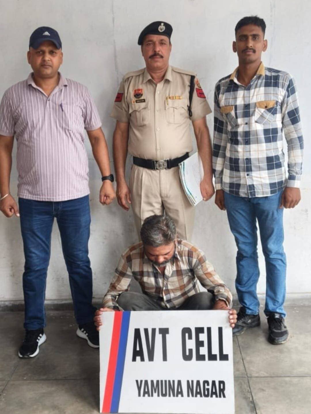 एंटी व्हीकल थेफ्ट सेल की टीम ने बाइक चोर को किया गिरफ्तार, चोरी की तीन बाइक बरामद
पुलिस प्रवक्ता ने जानकारी देते हुए बताया कि पुलिस अधीक्षक श्री कमलदीप गोयल के मार्गदर्शन में कार्य करते हुए एंटी व्हीकल थेफ्ट सेल की टीम ने प्रभावी कार्रवाई करते हुए एक शातिर बाइक चोर को गिरफ्तार किया है। आरोपी के कब्जे से चोरी की 3 मोटरसाइकिलें बरामद की गई हैं। आरोपी को माननीय न्यायालय में पेश कर न्यायिक हिरासत में भेज दिया गया है। पुलिस मामले की गहनता से जांच कर रही है।
एंटी व्हीकल थेफ्ट सेल के इंचार्ज राजेश कुमार ने बताया कि उनकी टीम को गुप्त सूचना प्राप्त हुई थी कि एक युवक चोरी की मोटरसाइकिल लेकर फतेहपुर नहर पुल होते हुए उत्तर प्रदेश की तरफ जाएगा। इस सूचना के आधार पर मुख्य सिपाही हरबिलास, सुमित, संदीप, योगेश, नरेश नेतृत्व में एक विशेष टीम का गठन किया गया। टीम द्वारा संभावित स्थान पर नाकाबंदी कर वाहनों की सघन जांच शुरू की गई। नाकाबंदी के दौरान कुछ समय बाद एक युवक मोटरसाइकिल पर आता दिखाई दिया। पुलिस टीम ने उसे रोककर जांच की, तो मोटरसाइकिल के दस्तावेज संदिग्ध पाए गए। गहन पूछताछ करने पर उक्त मोटरसाइकिल चोरी की निकली। आरोपी ने स्वीकार किया कि यह बाइक उसने जनवरी 2023 को सिविल हॉस्पिटल जगाधरी से चोरी की थी। पूछताछ के दौरान आरोपी की पहचान गंगानगर कॉलोनी निवासी कामिल पुत्र आशिक के रूप में हुई। आरोपी से आगे पूछताछ करने पर उसके कब्जे से चोरी की एक अन्य मोटरसाइकिल भी बरामद की गईं। आरोपी ने खुलासा किया कि उसने दूसरी बाइक 9 जुलाई 2026 को गाबा अस्पताल के सामने से चोरी की थी। इसके अलावा आरोपी से एक चोरी की और बाइक ब्बरामद हुई है जिसका इंजन नंबर व चेसी नंबर खुर्चा हुआ था। इंचार्ज राजेश कुमार ने बताया कि आरोपी द्वारा की गई बरामदगी से वाहन चोरी की घटनाओं के खुलासे में पुलिस को महत्वपूर्ण सफलता मिली है।
पुलिस प्रवक्ता ने बताया कि आरोपी को गिरफ्तार कर माननीय न्यायालय में पेश किया गया, जहां से उसे न्यायिक हिरासत में भेज दिया गया है। जिला पुलिस द्वारा वाहन चोरी की घटनाओं पर अंकुश लगाने के लिए लगातार अभियान चलाया जा रहा है और अपराधियों के खिलाफ सख्त कार्रवाई जारी रहेगी। आमजन से भी अपील की गई है कि वे अपने वाहनों की सुरक्षा के प्रति सतर्क रहें और किसी भी संदिग्ध गतिविधि की सूचना तुरंत पुलिस को दें।