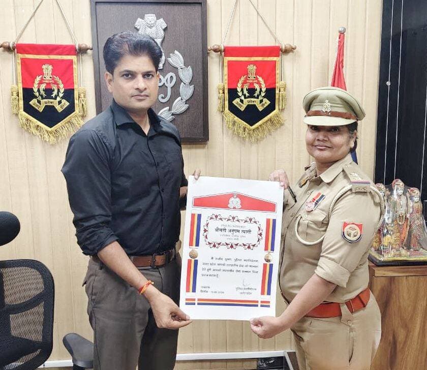 जनपद बस्ती ,उत्तर प्रदेश 18 अगस्त 2026
*स्वतंत्रता दिवस 2026 पर बस्ती पुलिस की उपनिरीक्षक अनुपम त्यागी को 'डीजीपी सराहनीय सेवा सम्मान चिह्न' से सम्मानित किया गया*
*बस्ती:* जनपद बस्ती पुलिस के लिए स्वतंत्रता दिवस 2026 अत्यंत गौरव का अवसर रहा। पुलिस सेवा में सराहनीय एवं उत्कृष्ट योगदान के लिए जनपद बस्ती की *उपनिरीक्षक अनुपम त्यागी*, प्रभारी चौकी अमहट घाट, थाना कोतवाली को प्रतिष्ठित *'पुलिस महानिदेशक सराहनीय सेवा सम्मान चिह्न'* से सम्मानित किया गया है। आज दिनांक *18.08.2026* को *पुलिस अधीक्षक बस्ती डॉ0 यशवीर सिंह* द्वारा पुलिस कार्यालय बस्ती पर उपरोक्त अधिकारी को मेडल व प्रशस्ति पत्र देकर सम्मानित किया गया।
उत्तर प्रदेश के *पुलिस महानिदेशक राजीव कृष्णा* द्वारा उपरोक्त अधिकारी को उनके अनुकरणीय कार्य, कर्तव्यनिष्ठा और देशसेवा के प्रति समर्पण के लिए इस सम्मान से नवाजा गया है। पुलिस अधीक्षक ने कहा कि यह उपलब्धि न केवल संबंधित अधिकारी की कड़ी मेहनत और ईमानदारी का प्रतिफल है, बल्कि संपूर्ण बस्ती पुलिस परिवार के मनोबल को बढ़ाने वाली है। बस्ती पुलिस इनके इस अभूतपूर्व सम्मान के लिए हार्दिक बधाई एवं शुभकामनाएं देती है।
*संवाददाता: हरी ओम प्रकाश*
*राष्ट्रीय हिंदी दैनिक कौटिल्य का भारत*