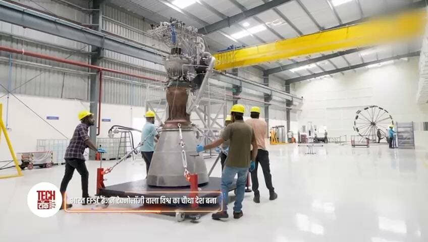 वन्दे भारत लाइव न्यूज़ : बदल रहा है भारत का सफर और सुरक्षा का अंदाज! 🇮🇳
अब Air Taxi (eVTOL) सिर्फ कल्पना नहीं, जल्द ही भारतीय शहरों की हकीकत बनने जा रही है, जिससे ट्रैफिक से बचकर सफर आसान होगा।
रक्षा क्षेत्र में आत्मनिर्भरता को नई ताकत देते हुए DRDO ने ड्रोन से मिसाइल लॉन्च करने की क्षमता का सफल परीक्षण किया है।
वहीं, प्राइवेट स्पेस सेक्टर ने भारत का पहला 'Everest' FFSC रॉकेट इंजन तैयार कर देश को इस तकनीक वाले चुनिंदा देशों में शामिल कर दिया है।
साथ ही, भारतीय रेलवे अपने PRS बुकिंग सिस्टम को आधुनिक बनाकर करोड़ों यात्रियों का सफर और तेज व सुविधाजनक बना रही है।
नवाचार और एडवांस टेक्नोलॉजी की इन उपलब्धियों को समझने के लिए देखिए ये रिपोर्ट...