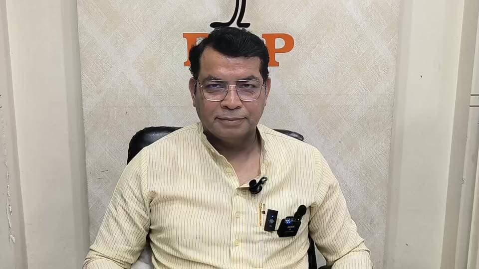 CM धामी से तू-तड़ाक, ठुकराल की जुबान पर शिव अरोरा का वार, बोले- मर्यादा का रखें ध्यान।
#RajkumarThukral #ShivArora #PushkarSinghDhami #Rudrapur #UttarakhandPolitics #BJP #UttarakhandNews #PoliticalNews #CMDhami #RudrapurPolitics
