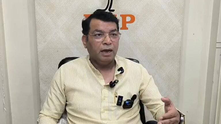 रुद्रपुर विधायक शिव अरोरा ने प्रेस कर Rajkumar Thukral राजकुमार ठुकराल पर बोला हमला,, बोले तू-तड़ाक, मुख्यमंत्री को को कहना बर्दास्त नहीं होगा....
Shiv Arora Pushkar Singh Dhami Udham Singh Nagar Police Uttarakhand
#RajkumarThukral #ShivArora #PushkarSinghDhami #Rudrapur #UttarakhandPolitics #BJP #UttarakhandNews #PoliticalNews #CMDhami #RudrapurPolitics