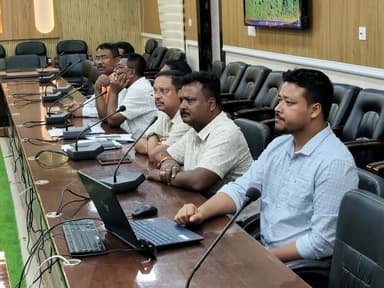 মৰিগাঁৱত জাগীৰোডৰ আকস্মিক বান সমস্যা প্ৰশমনৰ বাবে বৈঠক
মৰিগাঁও, ১৮ আগষ্ট ২০২৬: জাগীৰোড চহৰত পুনৰাবৃত্তি হৈ থকা আকস্মিক বানৰ সমস্যা প্ৰশমনৰ বাবে গ্ৰহণ কৰিবলগীয়া ব্যৱস্থা সন্দৰ্ভত আজি মৰিগাঁও জিলা আয়ুক্তৰ কাৰ্যালয়ৰ সন্মিলন কক্ষত এখন বৈঠক অনুষ্ঠিত হয়।
বৈঠকখনত মৰিগাঁও জিলাৰ জিলা আয়ুক্ত শ্ৰীমতী সৃষ্টী সিং, আই এ এছ-এ সভাপতিত্ব কৰে। বৈঠকত জাগীৰোডৰ সহ-জিলা আয়ুক্ত তথা এ চি এছ বিষয়া শ্ৰী হৃদয় কুমাৰ দাসৰ লগতে বন বিভাগ, লোকনিৰ্মাণ বিভাগ (PWD) আৰু পঞ্চায়ত আৰু গ্ৰামোন্নয়ন (PRI) প্ৰতিনিধিসকলে অংশগ্ৰহণ কৰে।বৈঠকত জাগীৰোড চহৰৰ বানপ্ৰৱণ তথা স্পৰ্শকাতৰ অঞ্চলসমূহ চিনাক্ত কৰা, ফলপ্ৰসূ নলা-নৰ্দমা ব্যৱস্থা শক্তিশালী কৰা আৰু আকস্মিক বান প্ৰশমনৰ বাবে সংশ্লিষ্ট বিভাগসমূহৰ মাজত সমন্বিত ব্যৱস্থা গ্ৰহণৰ ওপৰত গুৰুত্ব আৰোপ কৰা হয়।