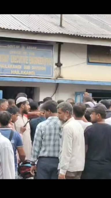 মিথ্যা ও ভিত্তিহীন অভিযোগের বিরুদ্ধে হাইলাকান্দি পিএইচই সাব ডিভিশন কার্যালয়ের সহকারী অভিযন্তার কার্যালয় ঘেরাও শতাধিক জলমিত্রের।