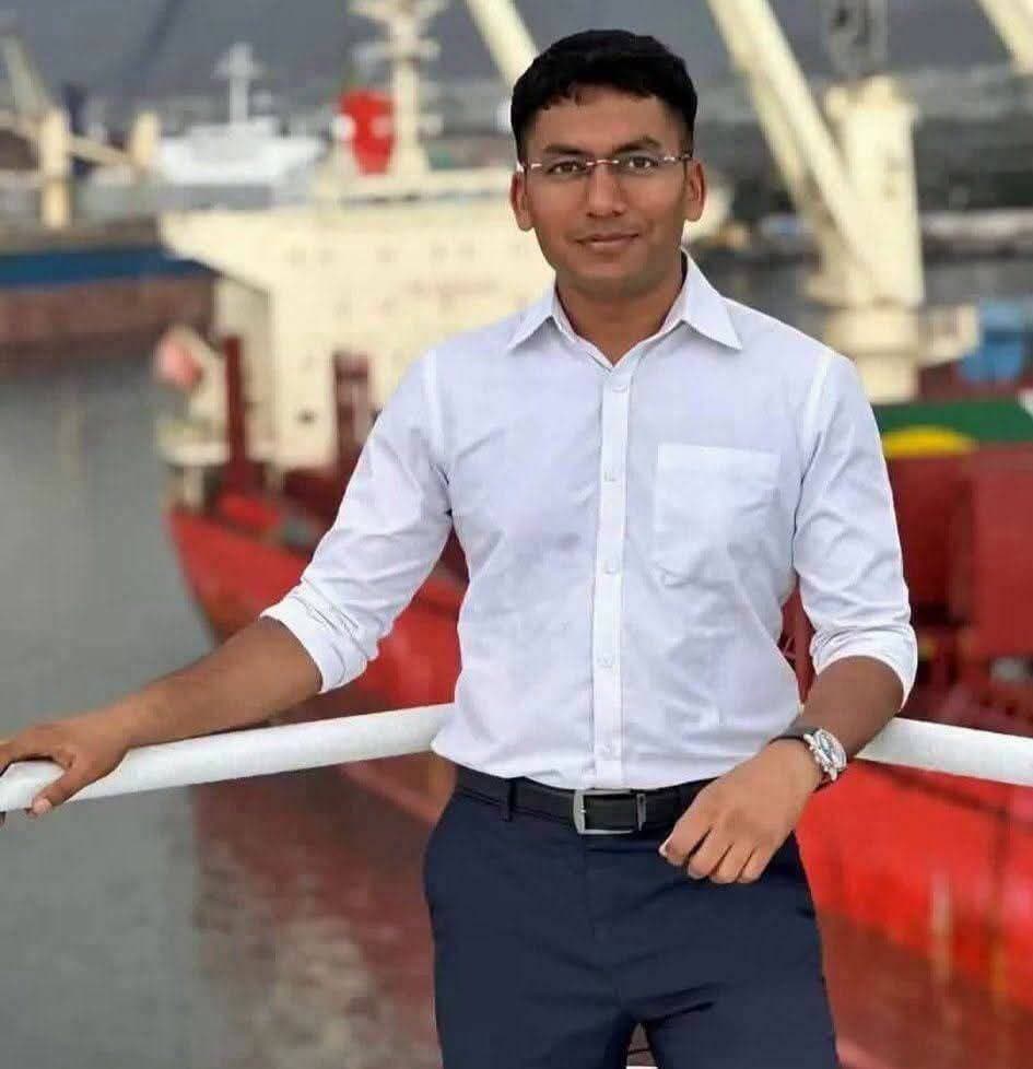 ट्रेनी IPS राहुल बंसल 1 करोड़ का रिश्वत लेते पकड़े गए , भाई अभी ट्रेनिंग पीरियड मे थे लेकिन भाई साहब को करोड़पति बनने की इतनी चुल्ल थी की
ट्रेनिंग मे ही 1 करोड़ का रिश्वत ले रहे थे,
राहुल बंसल छत्तीसगढ़ कैडर के IPS हैं, एक साइबर केस को ख़त्म करने के लिए 1₹ करोड़ रूपये का घुस ले रहे थे, लेकिन पकड़े गए ,
बंसल साहब IITian हैं लेकिन देश सेवा की भावना से UPSC निकाले थे, फिर देश सेवा का मूड बदल गया और अपनी सेवा के बारे मे सोचने लगे,
लेकिन किस्मत ख़राब निकली तो पकडे गए ,
जब पैसा ही कामना था तो IIT से इंजीनियर थे,चले जाते अमेरिका या इंग्लैंड करोड़ों के पैकेज पर, लेकिन साहब को बिना मेहनत के करोड़पति बनना था तो IPS बन गए । ऐसे ही लोग हमारे देश को बदनाम करते हैं।