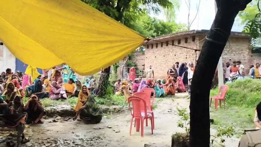 ### ब्रेकिंग न्यूज़ | प्रयागराज
घूरपुर थाना क्षेत्र में 50 वर्षीय महिला की संदिग्ध मौत, दो लोग हिरासत में
प्रयागराज के घूरपुर थाना क्षेत्र की करमा चौकी अंतर्गत ग्राम सभा पंवर सुक्खू का पूरा में 50 वर्षीय सूरसती पत्नी अमरचंद बिंद की संदिग्ध परिस्थितियों में मौत हो गई।
घटना की सूचना मिलते ही करमा चौकी पुलिस मौके पर पहुंची और शव को कब्जे में लेकर जांच शुरू कर दी। मामले की गंभीरता को देखते हुए पुलिस दो लोगों को हिरासत में लेकर पूछताछ कर रही है।
मौत के कारणों का फिलहाल स्पष्ट खुलासा नहीं हुआ है। पुलिस का कहना है कि मामले की हर पहलू से जांच की जा रही है और पोस्टमार्टम रिपोर्ट के बाद स्थिति स्पष्ट होगी।
मनोज कुमार बिंद, पत्रकार यूनाइटेड भारत | बारा, प्रयागराज