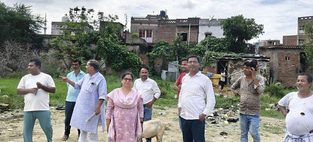 18 वर्षों के इंतजार के बाद मेहसौल में 100 बेड के अल्पसंख्यक छात्रावास का निर्माण शुरू.
साढ़े 8 करोड़ रुपये की लागत से बनेगा छात्रावास, वर्ष 2004 से लंबित थी योजना
सीतामढ़ी। मेहसौल सहित पूरे क्षेत्र के लिए मंगलवार का दिन ऐतिहासिक और खुशी का दिन रहा। वर्ष 2004 से लंबित अल्पसंख्यक छात्रावास निर्माण की योजना अब धरातल पर उतर गई है। मेहसौल पूर्वी, नगर निगम वार्ड संख्या-28 में करीब साढ़े 8 करोड़ रुपये की लागत से 100 बेड वाले अल्पसंख्यक छात्रावास भवन के निर्माण की प्रक्रिया शुरू हो गई है। मंगलवार को प्रस्तावित स्थल पर जमीन का सीमांकन एवं ले-आउट का कार्य कराया गया।
सहायक निदेशक, अल्पसंख्यक कल्याण डॉ. सुनीता सोनू ने स्थल पर पहुंचकर निर्माण से संबंधित कार्यों का निरीक्षण किया। उन्होंने बताया कि छात्रावास भवन निर्माण को लेकर आवश्यक प्रशासनिक प्रक्रिया पूरी कर ली गई है और निर्माण कार्य की प्रक्रिया शुरू कर दी गई है।
लंबे इंतजार के बाद पूरी हुई बड़ी उम्मीद
अल्पसंख्यक छात्रावास की यह योजना वर्ष 2004 से लंबित थी। करीब 18 वर्षों से विभिन्न स्तरों पर चल रही प्रक्रिया के बाद अब निर्माण कार्य शुरू होने से स्थानीय लोगों में खुशी की लहर है। 100 बेड वाला यह छात्रावास दूर-दराज के क्षेत्रों से आकर पढ़ाई करने वाले अल्पसंख्यक विद्यार्थियों के लिए महत्वपूर्ण आवासीय सुविधा उपलब्ध कराएगा। इससे विद्यार्थियों को बेहतर शैक्षणिक वातावरण मिलने के साथ उनकी पढ़ाई को भी बढ़ावा मिलेगा।
रहमानिया युवा एकता कमेटी ने जताया आभार
रहमानिया युवा एकता कमेटी, मेहसौल के जिलाध्यक्ष मो. अरमान अली ने छात्रावास निर्माण कार्य शुरू होने पर खुशी जताते हुए कहा कि मेहसौल में वर्षों से लंबित इस महत्वपूर्ण योजना का धरातल पर उतरना पूरे क्षेत्र के लिए गौरव और खुशी का विषय है। उन्होंने इसके लिए जिला प्रशासन, सीतामढ़ी एवं अल्पसंख्यक कल्याण विभाग को धन्यवाद देते हुए बधाई दी।
उन्होंने कहा कि लंबे समय से चली आ रही मांग अब पूरी होने जा रही है। छात्रावास बनने से दूर-दराज के क्षेत्रों से पढ़ाई के लिए आने वाले विद्यार्थियों को रहने की सुविधा मिलेगी और उन्हें पढ़ाई के लिए बेहतर माहौल उपलब्ध होगा।
शिक्षा और विकास को मिलेगी नई दिशा
स्थानीय लोगों का कहना है कि साढ़े 8 करोड़ रुपये की लागत से बनने वाला 100 बेड का छात्रावास मेहसौल के विकास में एक महत्वपूर्ण अध्याय साबित होगा। इससे विद्यार्थियों को आवासीय सुविधा मिलने के साथ क्षेत्र में शिक्षा के प्रति सकारात्मक माहौल को भी बढ़ावा मिलेगा।
स्थानीय लोगों ने उम्मीद जताई कि छात्रावास भवन का निर्माण गुणवत्तापूर्ण तरीके से निर्धारित समय-सीमा के भीतर, लगभग एक वर्ष में पूरा किया जाएगा। वर्षों से लंबित योजना के निर्माण की शुरुआत को लोगों ने क्षेत्र के लिए बड़ी उपलब्धि बताया है।
ये लोग रहे मौजूद
सीमांकन एवं ले-आउट के दौरान रहमानिया युवा एकता कमेटी के जिलाध्यक्ष मो. अरमान अली, अल्पसंख्यक एकता मंच के जिलाध्यक्ष मो. मुर्तुजा, शेख मो. जियाउर्रहमान, मो. गुलाब, मो. अलीम उर्फ आरजू, मो. मजहर अली राजा, ई. तौकीर अनवर उर्फ सिकंदर, मो. अफरोज आलम, मो. कमर अख्तर, मो आमिर मुख्तार उर्फ आरजू, वार्ड पार्षद मो अताउल्लाह रहमानी समेत अन्य लोग मौजूद थे।