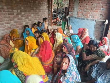 कच्ची दीवार बनी काल, 22 वर्षीय ज्योति की दर्दनाक मौत 💔 | मलबे में दबा पूरा परिवार
नवाबगंज के मोहल्ला चांदनी में मंगलवार तड़के करीब 4 बजे उस समय चीख-पुकार मच गई, जब सोते समय कच्चे मकान की दीवार अचानक भरभराकर गिर गई। हादसे में परिवार के कई सदस्य मलबे में दब गए। आसपास के लोगों ने कड़ी मशक्कत कर सभी को बाहर निकाला, लेकिन 22 वर्षीय ज्योति पुत्री नरेश चंद को बचाया नहीं जा सका। निजी अस्पताल ले जाने पर चिकित्सक ने उसे मृत घोषित कर दिया।
💔 परिवार की सबसे छोटी बेटी थी ज्योति, उसकी मौत से माता-पिता का रो-रोकर बुरा हाल है। सबसे दर्दनाक बात यह है कि परिवार को प्रधानमंत्री आवास योजना के तहत पक्का मकान स्वीकृत हुआ था और निर्माण कार्य भी चल रहा था। पक्का आशियाना बनने से पहले ही पुराने कच्चे मकान की दीवार ने परिवार की खुशियां उजाड़ दीं।
घटना के बाद पूरे मोहल्ले में मातम पसरा हुआ है।
एक तरफ बन रहा था पक्का आशियाना, दूसरी तरफ कच्ची दीवार ने छीन ली जिंदगी।
#नवाबगंज #फर्रुखाबाद #दर्दनाकहादसा #कच्चामकान #दीवारगिरी #ज्योति #हादसा #ब्रेकिंगन्यूज #FarrukhabadNews #LatestNews