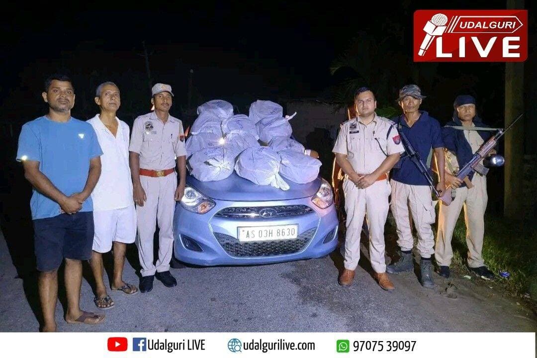 ড্ৰাগছৰ বিৰুদ্ধে ওদালগুৰি আৰক্ষীৰ অভিযান অব্যাহতঃ লালপানীত ৫৬.৪৩০ কেজি গাঞ্জা জব্দ, জব্দ বাহন।
লালপানী আৰক্ষী চকীৰ আৰক্ষীয়ে নিশা চলোৱা এক অভিযানত বৃহৎ পৰিমাণৰ সন্দেহযুক্ত গাঞ্জা জব্দ কৰিবলৈ সক্ষম হয়। অভিযানত মুঠ ৫৬.৪৩০ কিলোগ্ৰাম সন্দেহযুক্ত গাঞ্জা জব্দ কৰা হয়। জব্দকৃত গাঞ্জাখিনিৰ আনুমানিক বজাৰ মূল্য ২৮ লাখ টকা বুলি জানিব পৰা গৈছে। গাঞ্জা সৰবৰাহত ব্যৱহৃত এখন বাহনো আৰক্ষীয়ে জব্দ কৰে। ঘটনাক কেন্দ্ৰ কৰি আৰক্ষীৰ তদন্ত অব্যাহত আছে।