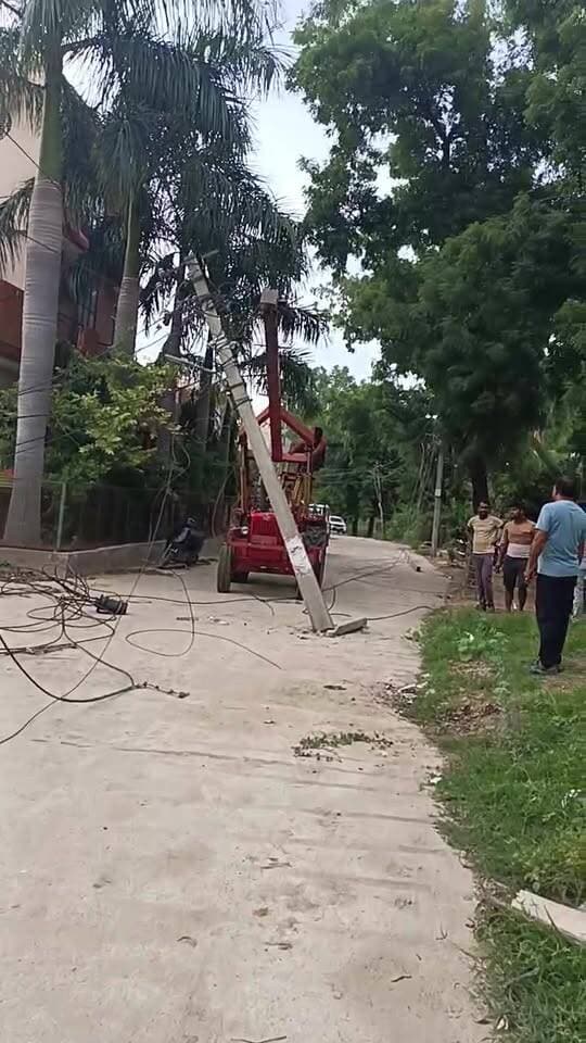खबर से खबर
सवाई माधोपुर हाउसिंग बोर्ड सेक्टर 1 में पिकअप ने मारी विद्युत पोल को टक्कर। विद्युत पोल क्षतिग्रस्त । कई घंटे से लाईटे हुई बंद। आमजन लोगों ने बिजली विभाग को सूचना दी लेकिन नहीं पहुंचे बिजली विभाग के कोई भी कर्मचारी।
खबर चलने के बाद कर्मचारी पहुंचे मौके पर और विद्युत पोल को किया जा रहा है शिफ्ट।
लगभग दोपहर 1:00 से 3 लाइट बंद शाम 6:00 बजे पहुंचे कर्मचारी जहां जिला प्रशासन एवं जिला मजिस्ट्रेट के द्वारा की जाती है साप्ताहिक समीक्षा बैठक लेकिन बैठक के निर्देश होते हैं हवा हवाई
DM Sawai Madhopur, #S.P Sawai Madhopur, #PWDvibhagSawaiMadhopur, #CMO Jaipur, #PWD mantri Diya Kumari, #C.M Jaipur, #SawaiMadhopur vidhayak aur krishi mantri Kirodi Lal Meena, #bijli vibhag Sawai Madhopur
#videoviral, #Facebook Page