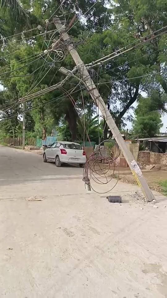 सवाई माधोपुर हाउसिंग बोर्ड सेक्टर 1 में पिकअप ने मारी विद्युत पोल को टक्कर। विद्युत पोल क्षतिग्रस्त । कई घंटे से लाईटे हुई बंद। आमजन लोगों ने बिजली विभाग को सूचना दी लेकिन नहीं पहुंचे बिजली विभाग के कोई भी कर्मचारी।
DM Sawai Madhopur, #S.P Sawai Madhopur, #PWDvibhagSawaiMadhopur, #CMO Jaipur, #PWD mantri Diya Kumari, #C.M Jaipur, #SawaiMadhopur vidhayak aur krishi mantri Kirodi Lal Meena, #bijli vibhag Sawai Madhopur
#videoviral, #Facebook Page