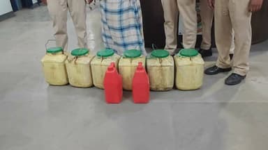 रायगढ़ : अलग-अलग स्थानों पर बड़ी रेड में आरोपियों से 395 लीटर महुआ शराब जब्त, पुलिस ने 6 आरोपियों को किया गिरफ्तार, आरोपियों के कब्जे से गैस सिलेंडर, चूल्हा, बर्तन जब्त, आबकारी एक्ट के तहत पुलिस ने की कार्रवाई, ऑपरेशन आघात के तहत कोतरारोड़ पुलिस की बड़ी कार्रवाई...VIDEO