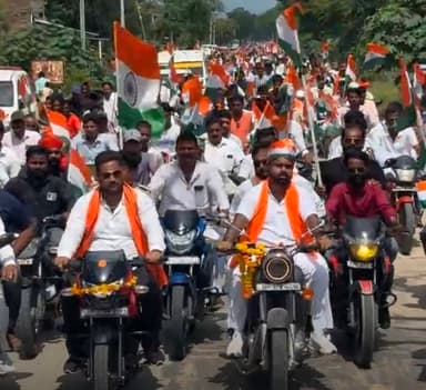 तुलसीपुर में दिखा देशभक्ति का महासैलाब, 3 हजार बाइकों के साथ निकली विशाल तिरंगा यात्रा।
बलरामपुर/तुलसीपुर। आजादी के पर्व के मौके पर तुलसीपुर क्षेत्र में देशभक्ति का अद्भुत नजारा देखने को मिला। ब्लॉक प्रमुख प्रतिनिधि प्रवीण सिंह विक्की की अगुवाई में करीब तीन हजार बाइकों के साथ विशाल तिरंगा यात्रा निकाली गई। करीब 100 किलोमीटर लंबी यात्रा के दौरान सड़कें तिरंगों से पट गईं और वंदे मातरम व भारत माता की जय के नारों से पूरा क्षेत्र गूंज उठा।
अटलांटा पब्लिक स्कूल निबोरिया से हुआ शुभारंभ
तिरंगा यात्रा का शुभारंभ अटलांटा पब्लिक स्कूल निबोरिया से किया गया। बड़ी संख्या में आमजन हाथों में तिरंगा लेकर बाइक पर सवार हुए। यात्रा तुलसीपुर से निकलकर महमूद नगर, हरैया, बरदौलिया, शिवपुरा, ललिया, बलदेव नगर और महराजगंज होते हुए कौवापुर ब्लॉक चौराहे पर पहुंची, जहां इसका समापन हुआ।
वंदे मातरम और भारत माता की जय के लगे जयघोष
रैली में शामिल युवाओं और आम लोगों में जबरदस्त उत्साह दिखाई दिया। जगह-जगह लोगों ने तिरंगा यात्रा का पुष्पवर्षा और फूल-मालाओं से स्वागत किया। महराजगंज चौराहे पर डॉ. हुकुम सिंह, संजय सिंह, गणेश प्रसाद सोनी, गौरव सिंह, विशाल गुप्ता, जगदंबा प्रसाद मिश्र, हाजी इकबाल, राधेश्याम, गोपी जायसवाल, सत्यम श्रीवास्तव, मुकेश यादव, रमन सिंह, रिंकू वर्मा और धर्मेंद्र कुमार समेत तमाम लोगों ने यात्रा का स्वागत किया।
प्रवीण सिंह विक्की बोले—तिरंगा देश के सम्मान और गौरव का प्रतीक
कार्यक्रम को संबोधित करते हुए ब्लॉक प्रमुख प्रतिनिधि प्रवीण सिंह विक्की ने कहा कि तिरंगा भारतवर्ष के सम्मान और गौरव का पवित्र प्रतीक है। देश की आजादी के लिए अपने प्राण न्योछावर करने वाले वीर सपूतों के संघर्ष और बलिदान को कभी भुलाया नहीं जा सकता।
उन्होंने कहा कि जाति, मत, मजहब, क्षेत्र और भाषा के आधार पर बंटने के बजाय सभी को ‘एक भारत, श्रेष्ठ भारत’ की भावना के साथ देश की एकता और अखंडता को मजबूत करना चाहिए। उन्होंने लोगों से हर घर पर तिरंगा फहराने और देशभक्ति की भावना को मजबूत करने की अपील की।
तिरंगा यात्रा के दौरान उमड़ा जनसैलाब और देशभक्ति का जोश पूरे क्षेत्र में चर्चा का विषय बना रहा।
इस मौके पर प्रवेश कुमार मिश्रा, रामखेलावन वर्मा, मोनू सिंह, नंदकुमार वर्मा, रामदयाल सोनी, रामनाथ यादव, अरविंद वर्मा समेत बड़ी संख्या में लोग मौजूद रहे।
#तिरंगा_यात्रा 🇮🇳 #हर_घर_तिरंगा #तुलसीपुर #बलरामपुर #वंदे_मातरम #भारत_माता_की_जय #एक_भारत_श्रेष्ठ_भारत #TirangaYatra #BalrampurNews #TulsipurNews #UPNews #DeshBhakti #HarGharTiranga
