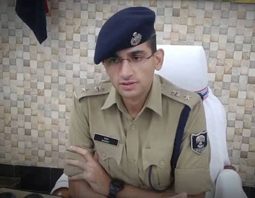 सिवान मे छात्र <nis:link nis:type=tag nis:id=प्रोटेस्ट nis:value=प्रोटेस्ट nis:enabled=true nis:link/> के दौरान ए <nis:link nis:type=tag nis:id=के47 nis:value=के47 nis:enabled=true nis:link/> से गोली चलाए जाने के मामले में सीवान एसपी का हुआ तबादला, नई पोस्टिंग पेंडिंग में
<nis:link nis:type=tag nis:id=सीवान nis:value=सीवान nis:enabled=true nis:link/> के नए पुलिस अधीक्षक बनाए गए भारत सोनी