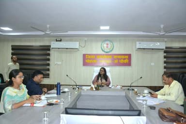 कलेक्टर श्रीमती तुलिका प्रजापति ने कलेक्ट्रेट सभाकक्ष में समय-सीमा की बैठक लेकर विभागीय कार्यों एवं योजनाओं की प्रगति की समीक्षा की।
- सीएम हेल्पलाइन सहित शिकायत पोर्टलों में प्राप्त शिकायतों का प्राथमिकता से करें निराकरण — कलेक्टर
- ई-श्रम साथी ऐप का करें प्रभावी क्रियान्वयन, बस्तर मुन्ने अभियान के सर्वे एवं एंट्री कार्य में लाएं प्रगति
- नक्सल पुनर्वास नीति के तहत संवेदनशीलता के साथ कार्य कर पात्र हितग्राहियों को करें लाभान्वित
#mmacdistrict_cg #chhattishgarh #समय_सीमा_बैठक
@chhattisgarhcmo @dpr.chhattisgarh